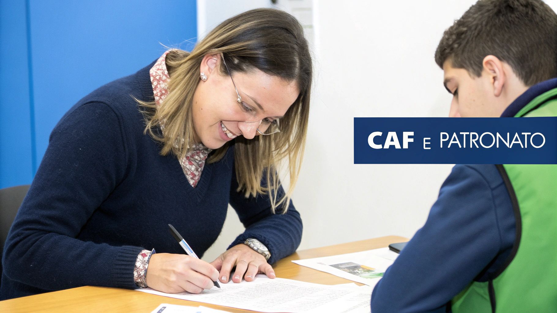 Assegno Unico, come richiederlo: la guida pratica Un consulente di un patronato aiuta una persona a compilare documenti per l'assegno unico