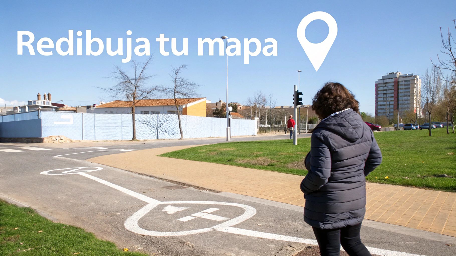 Mujer caminando en un sendero con un mapa dibujado en el suelo, edificios al fondo y cielo azul claro.
