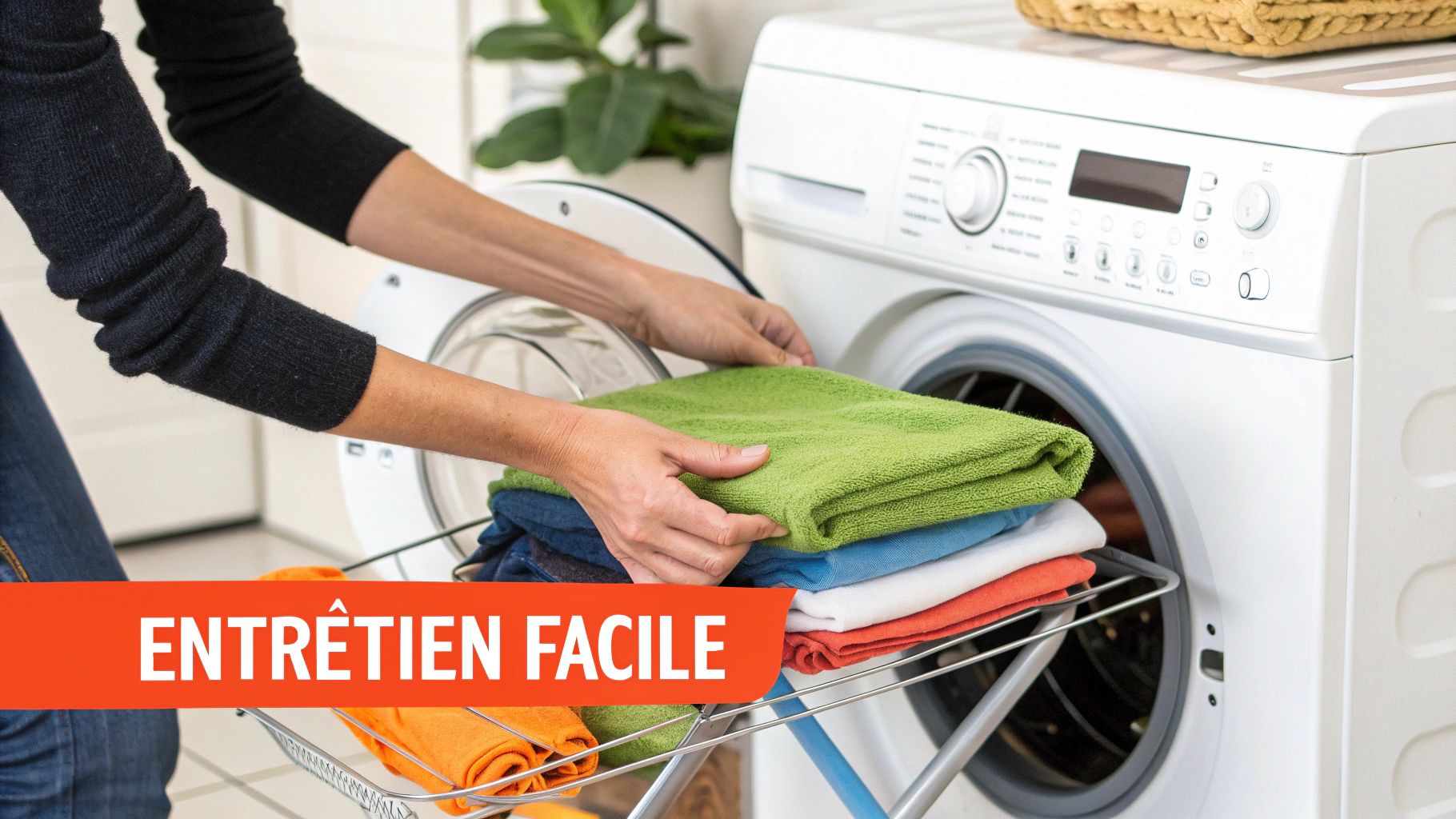 Une pile de draps en bambou propres et pliés, évoquant la fraîcheur et la douceur.