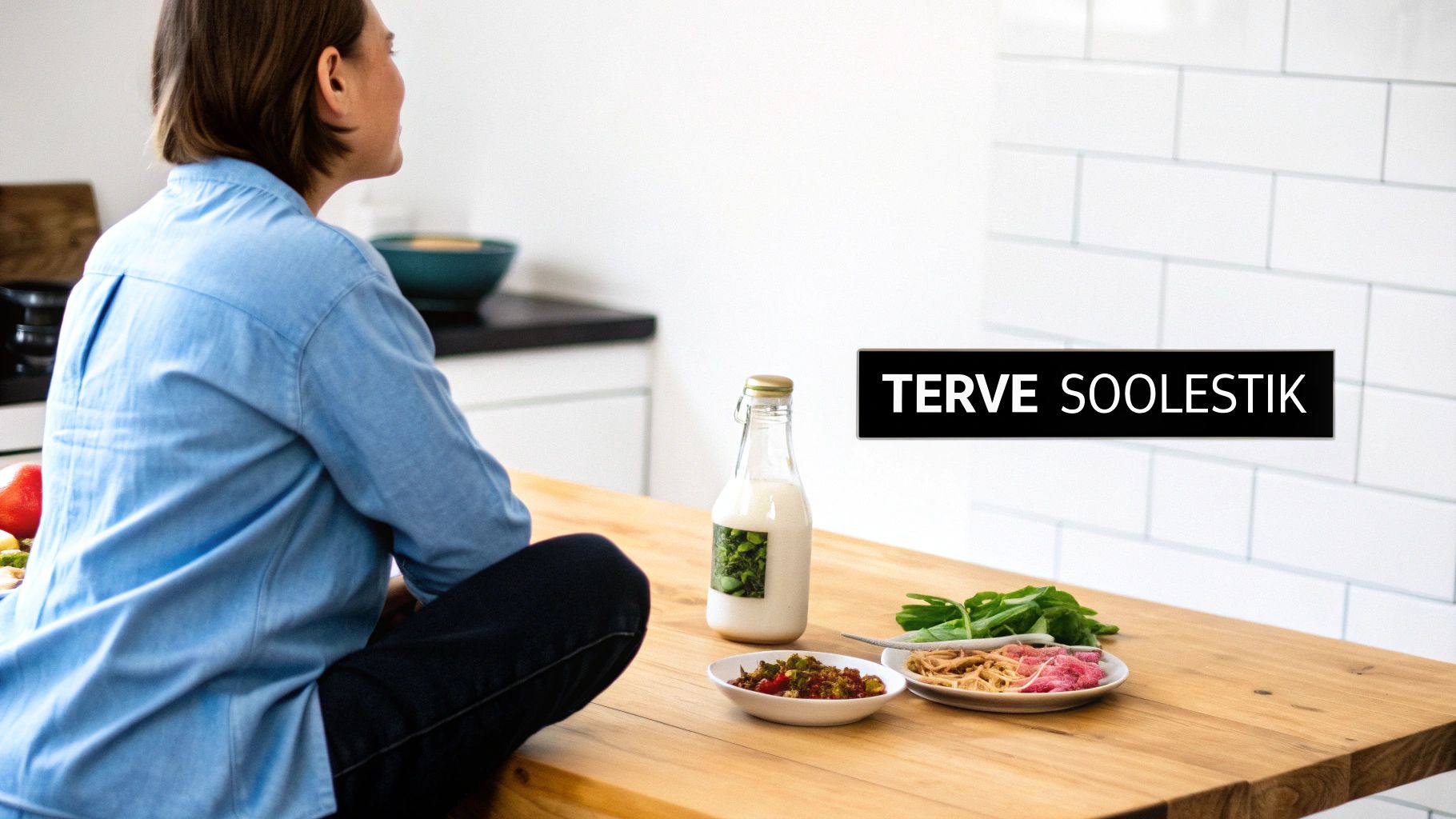 Naine istub köögis laua taga, ees probiootikumiga pudel ja tervislikud toidud