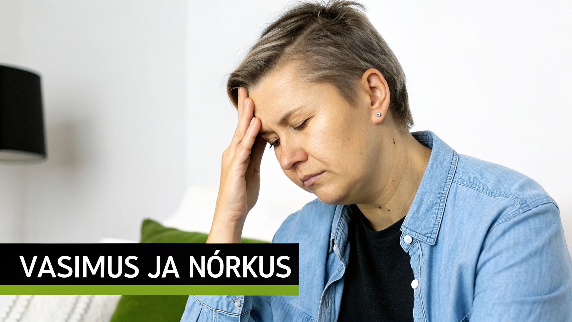 Naine kannab kätt otsmikule, tundes peavalu ja väsimust - D-vitamiini puuduse sümptomid