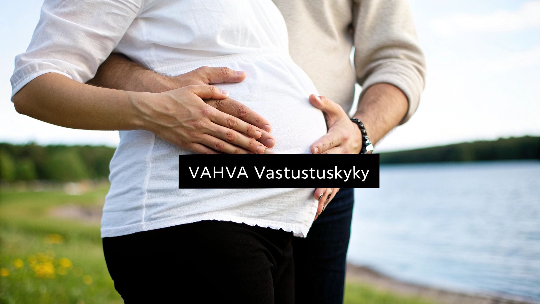 Raskaana oleva nainen ja mies syleilevät toisiaan kauniissa ulkoilmaympäristössä, korostaen vahvaa vastustuskykyä.