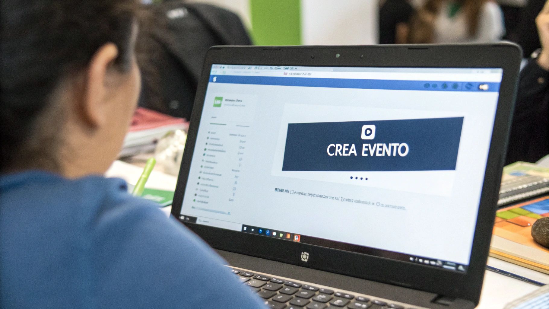 Una persona che pianifica un evento su un computer portatile con l'interfaccia di Facebook sullo schermo.