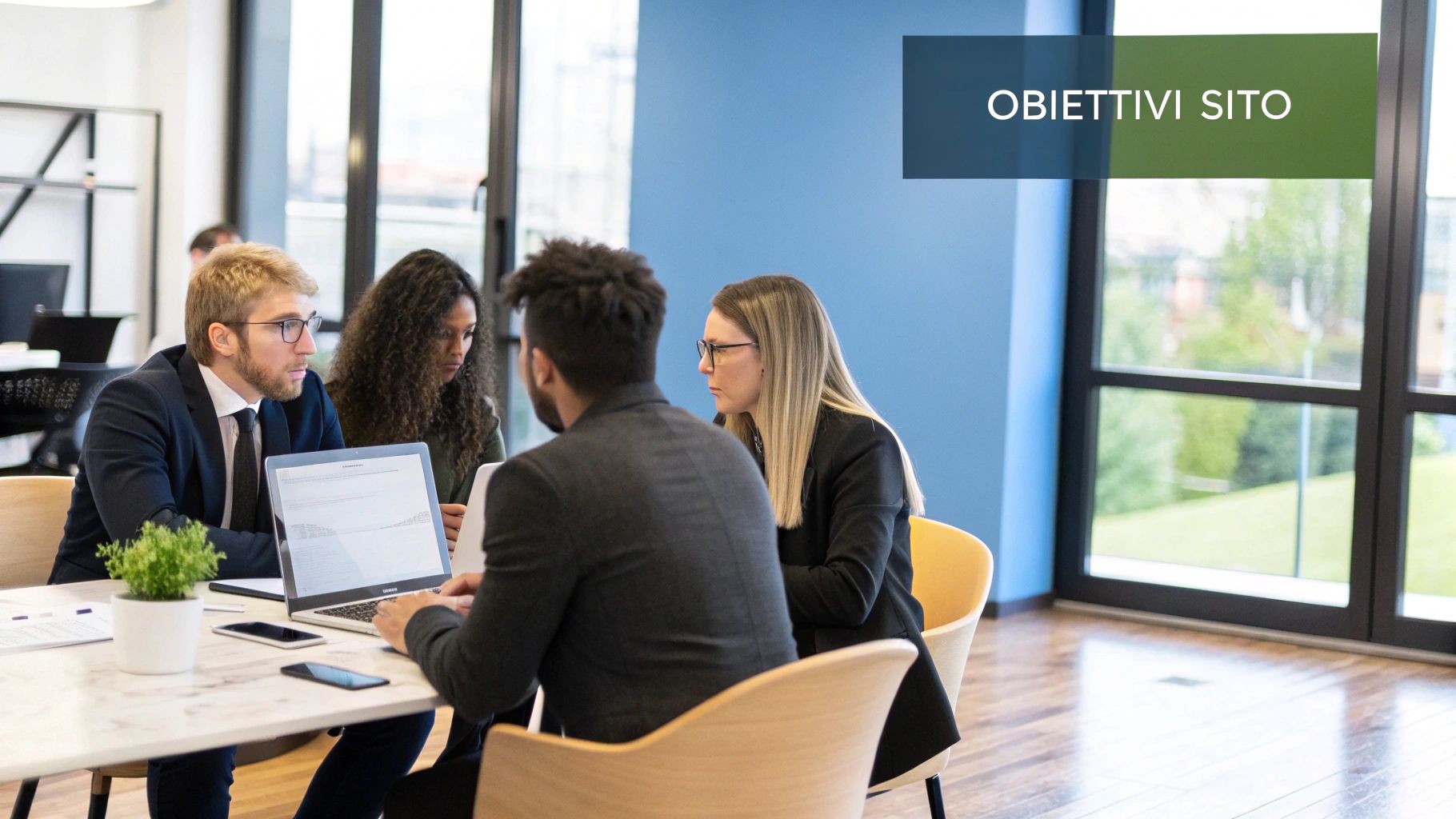 Un uomo e una donna che collaborano alla progettazione di un sito web su un grande schermo in un moderno ufficio.