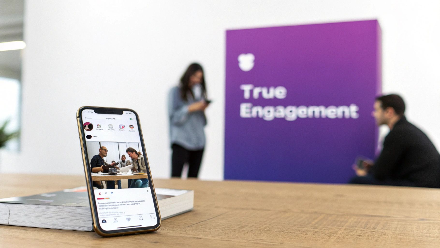 Ein Smartphone zeigt ein Instagram-Profil, auf dem ein Analysesymbol eingeblendet ist, das die Berechnung der Engagement-Rate symbolisiert.
