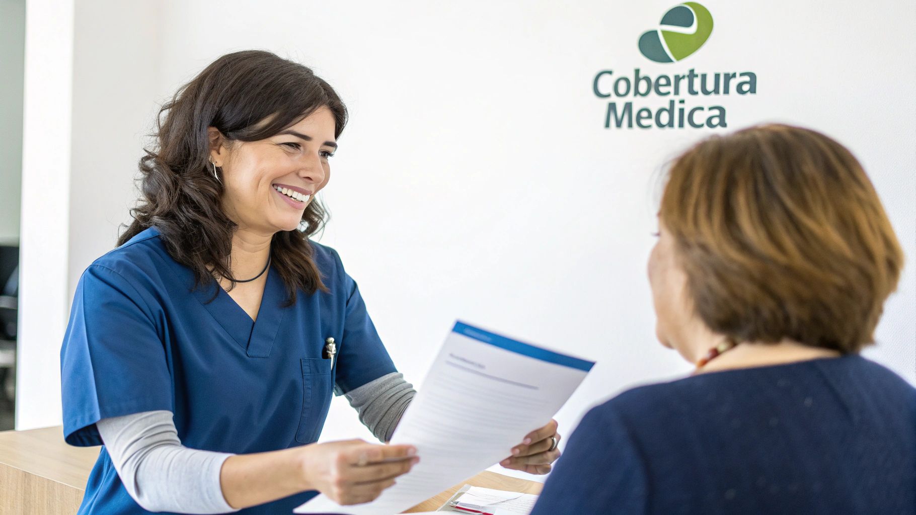 Una doctora revisa los resultados de un paciente en una tableta, simbolizando la modernidad y el costo de la atención médica.