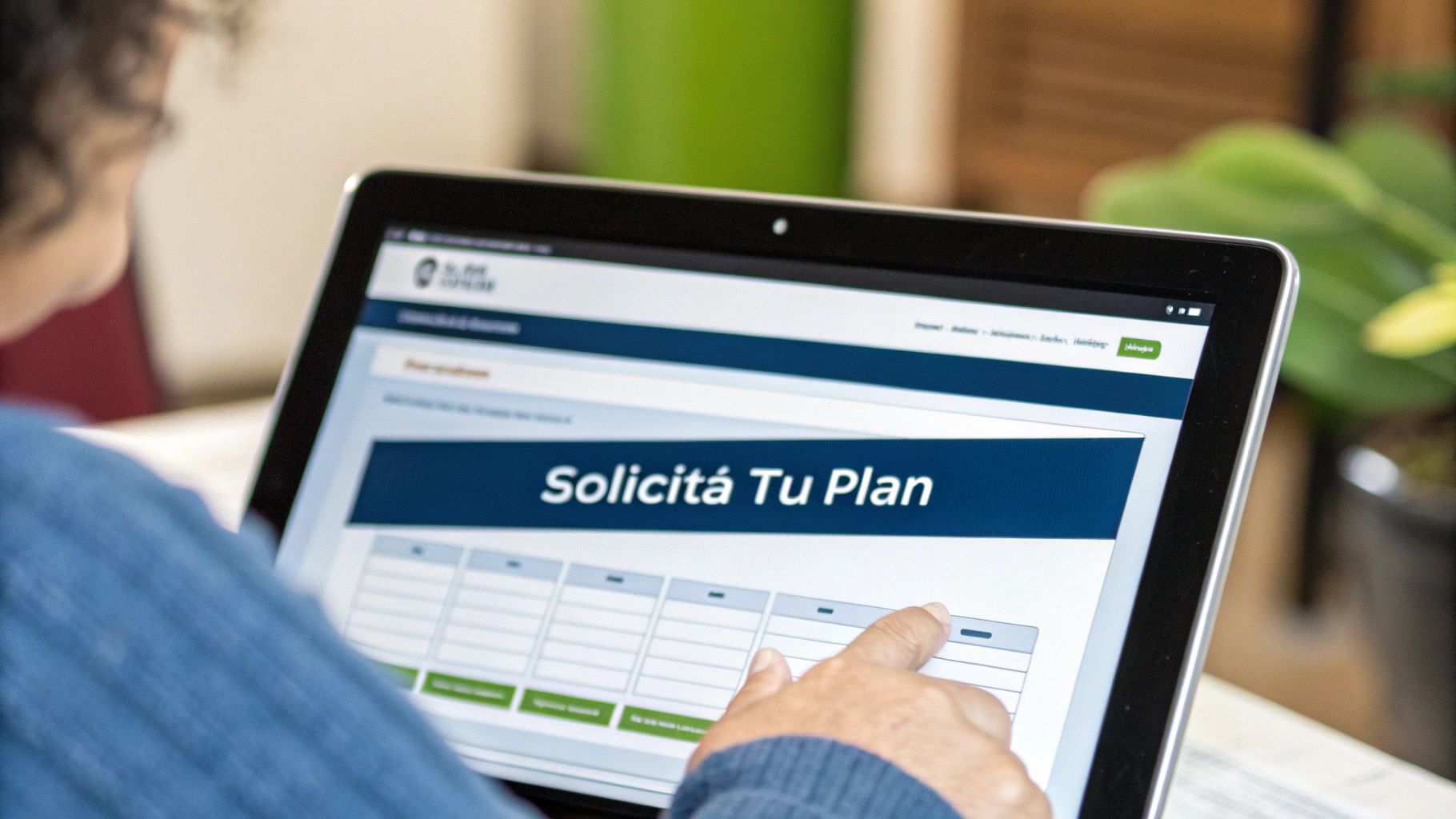 Una persona comparando diferentes opciones de seguros de salud en una pantalla de computadora.