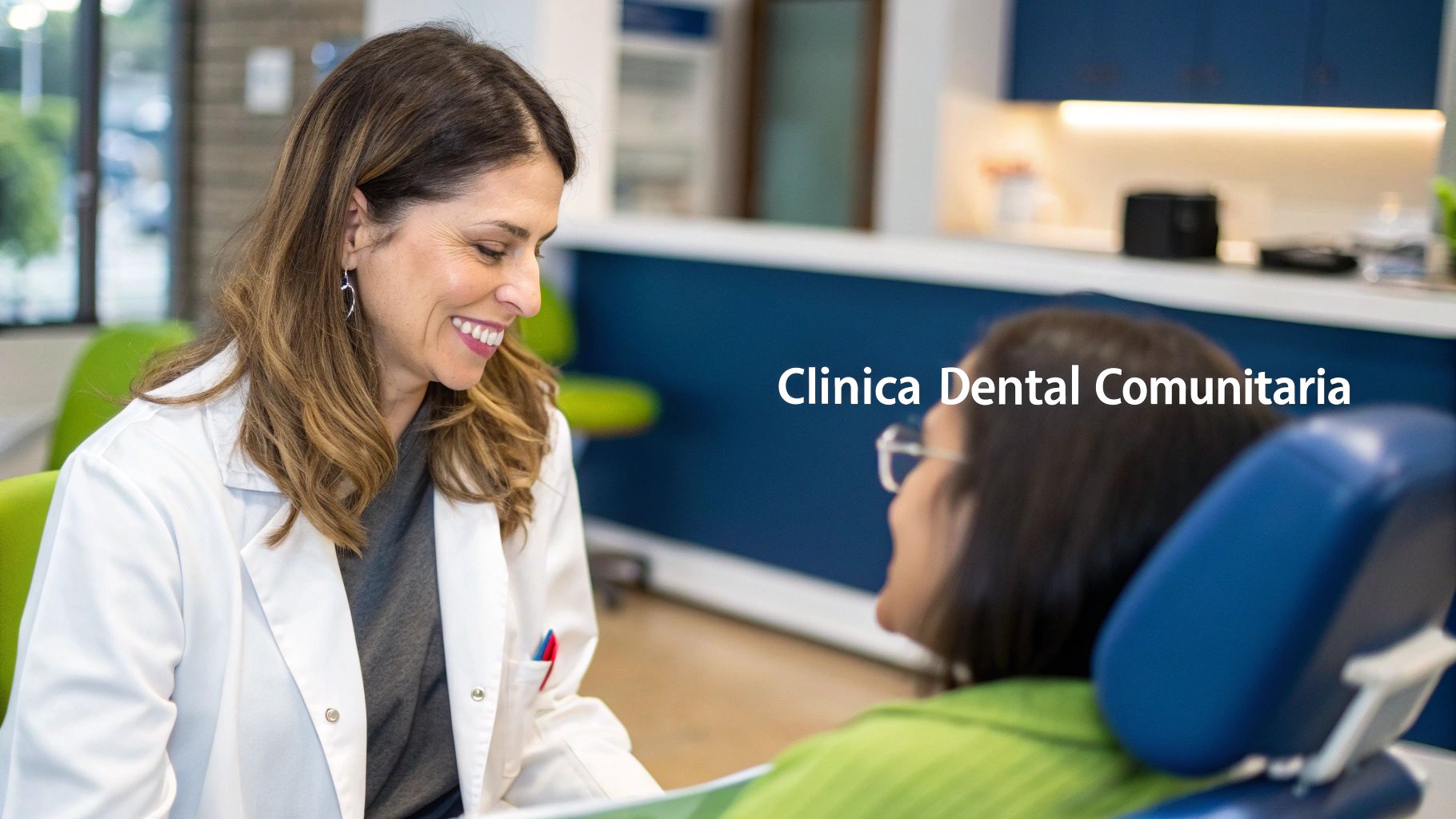 Mujer sonriendo mientras un dentista revisa sus dientes en un Centro de Salud Comunitario.