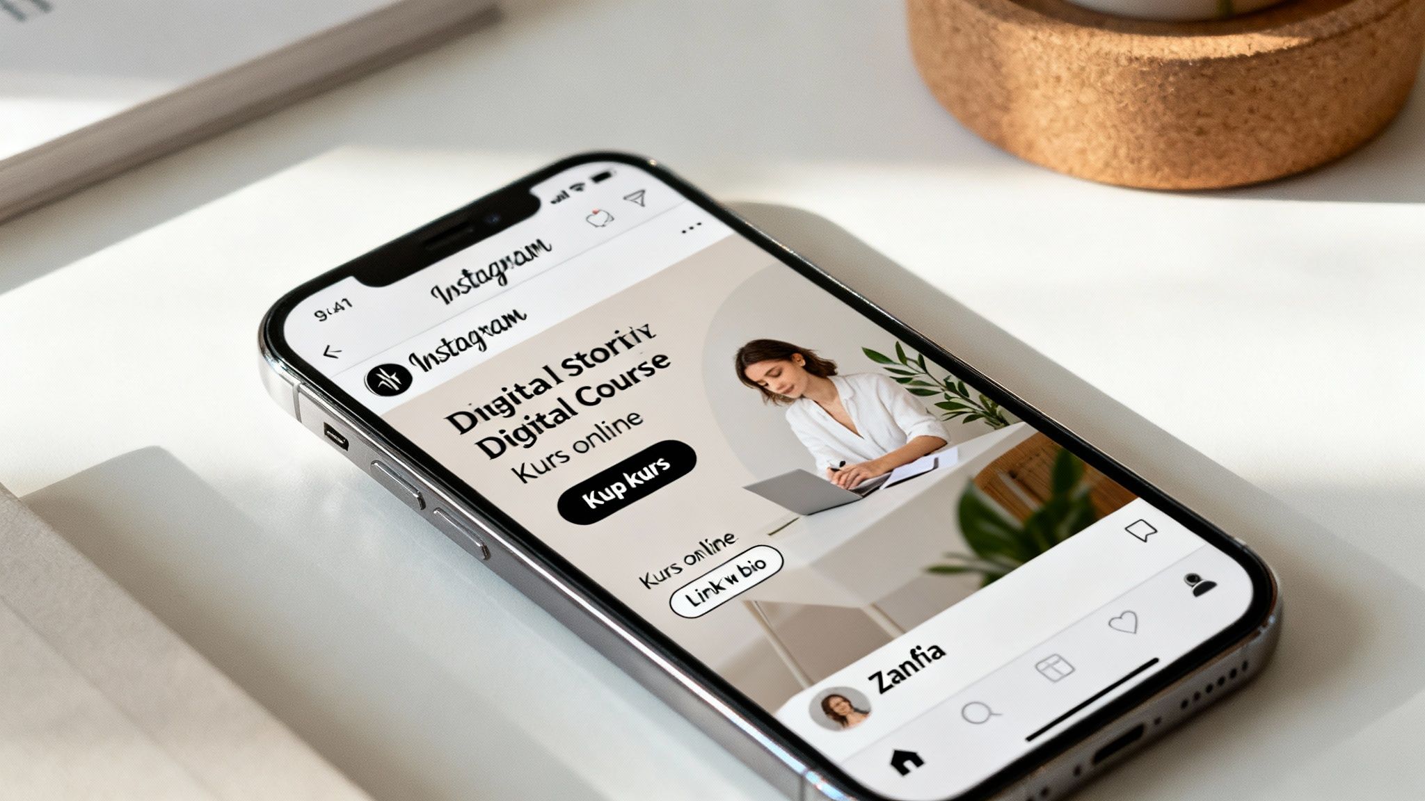 Smartfon iPhone z otwartą aplikacją Instagram, prezentujący post o kursie online "Digital Story Digital Course". Widać kobietę pracującą przy laptopie, gotową do nauki.