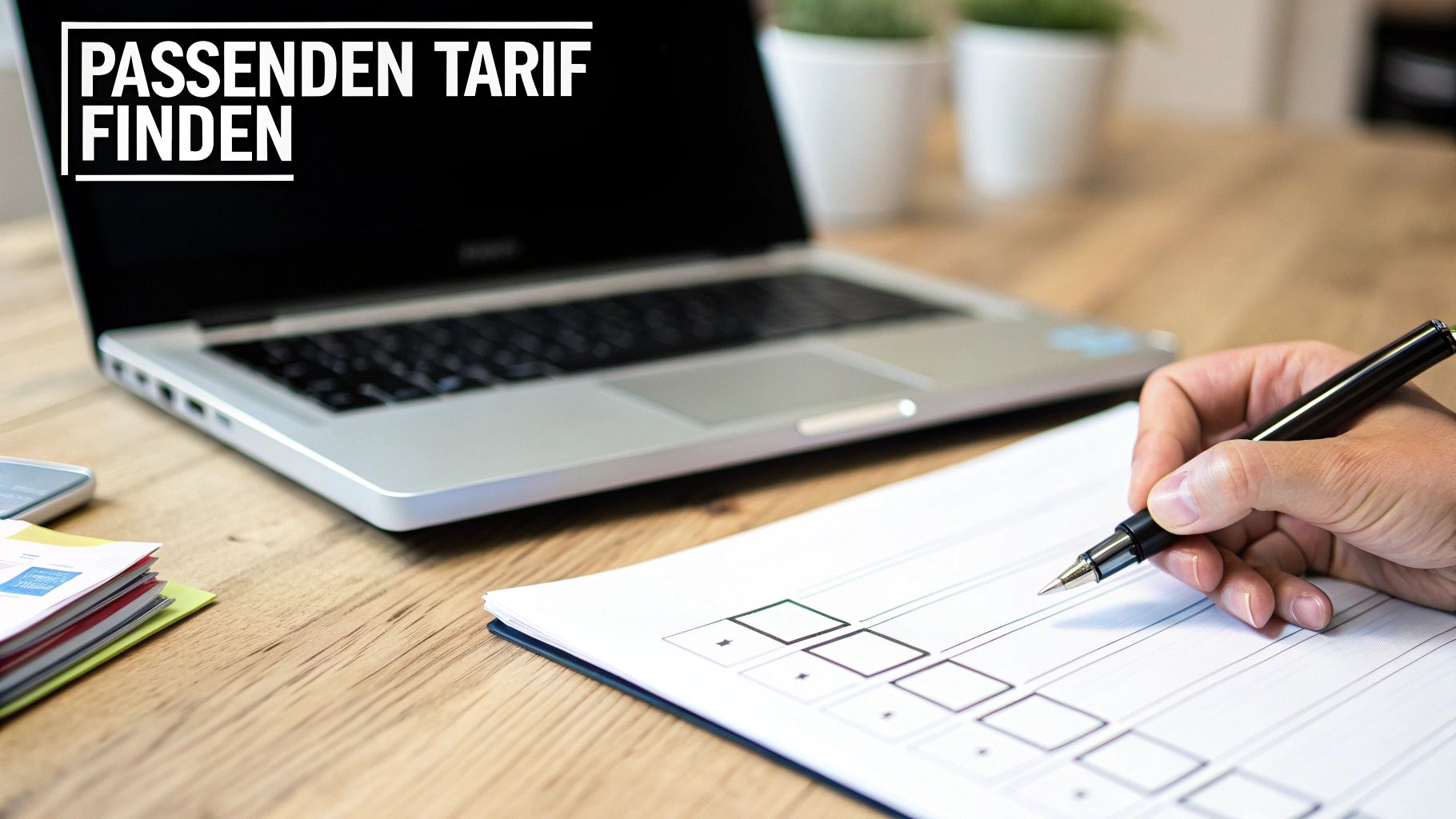 Hand schreibt auf einem Formular mit Kästchen, Laptop und Text 'PASSENDEN TARIF FINDEN' im Hintergrund.