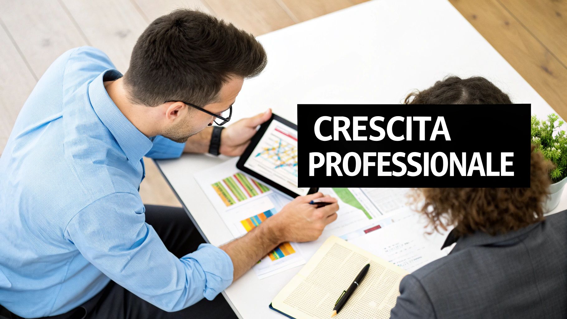 Manager e dipendente discutono un grafico delle performance su un tablet