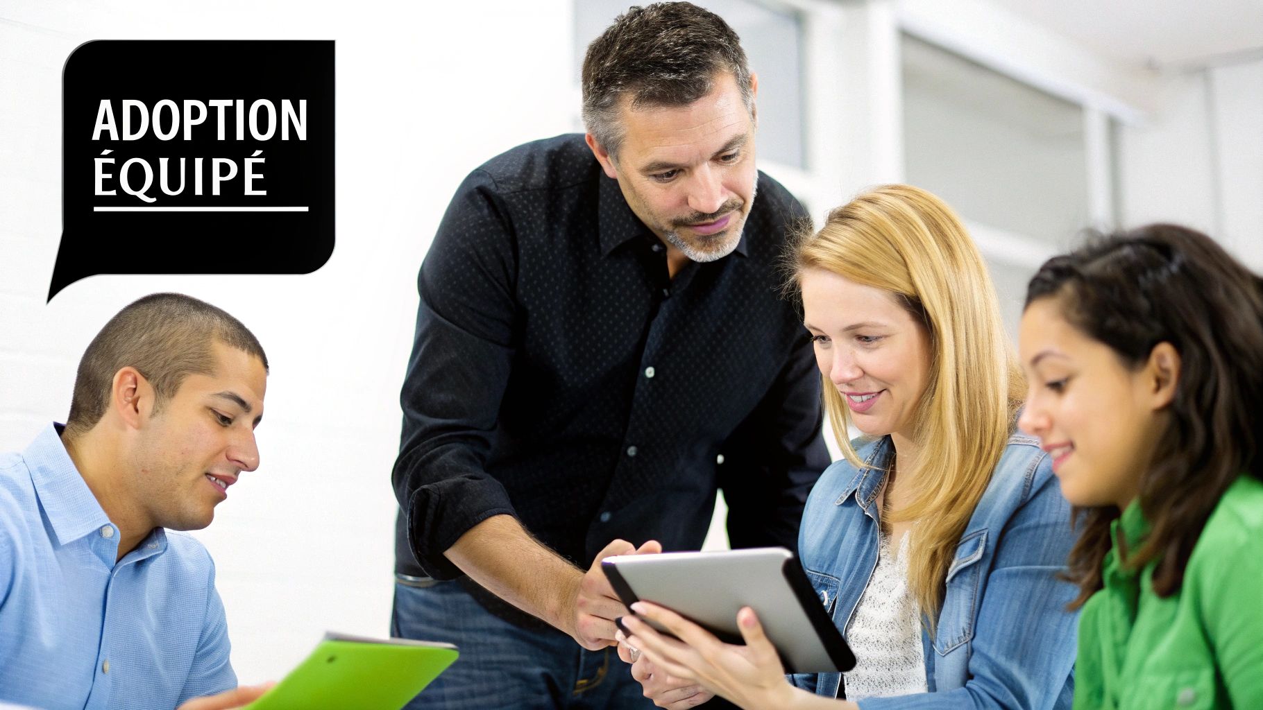 Quatre personnes, dont un instructeur, collaborent autour d'une tablette. La bulle de texte indique « ADOPTION ÉQUIPÉ ».