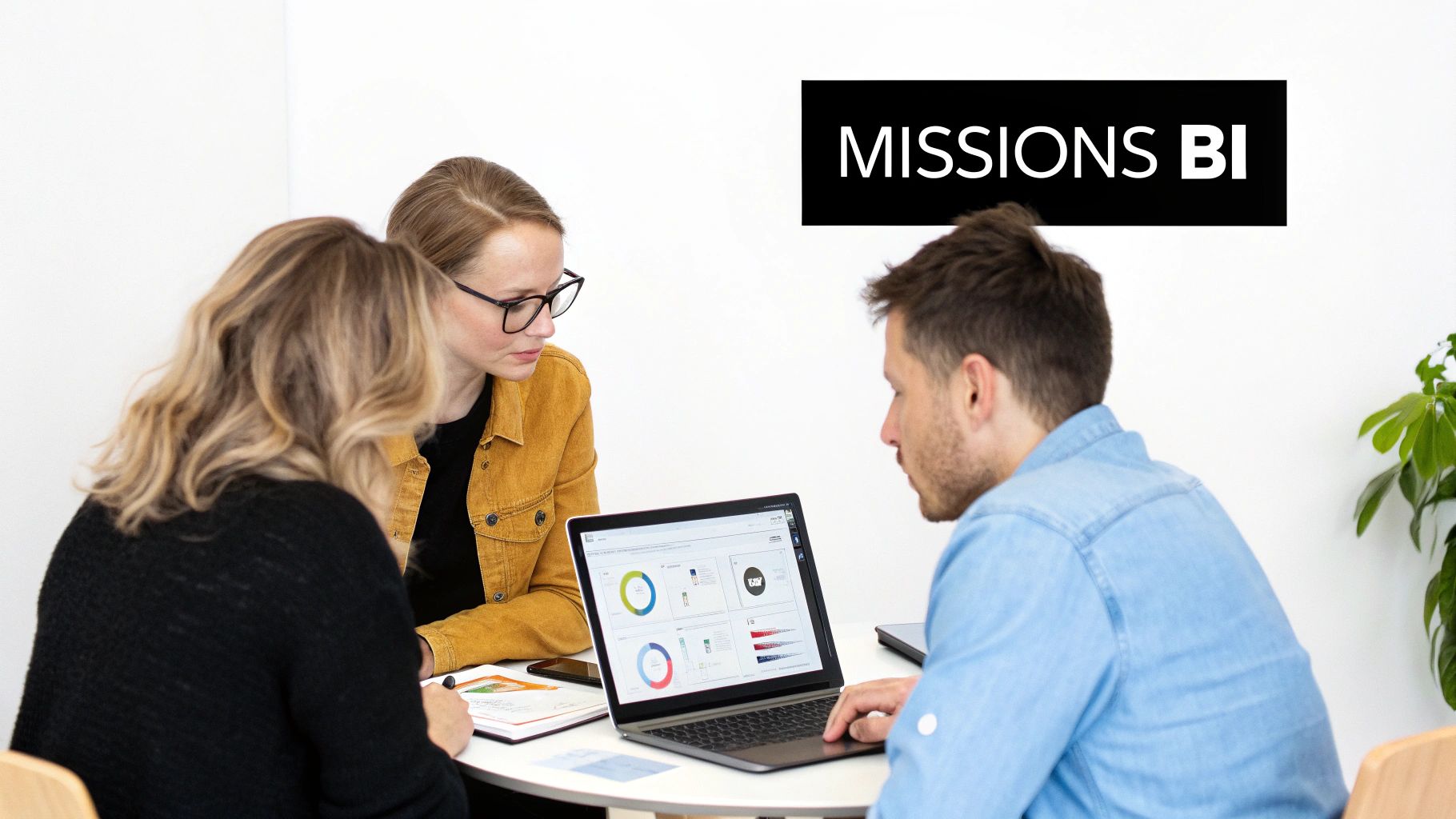 Trois personnes collaborant autour d'un ordinateur portable affichant des données et des graphiques. Un texte "MISSIONS BI" est visible.