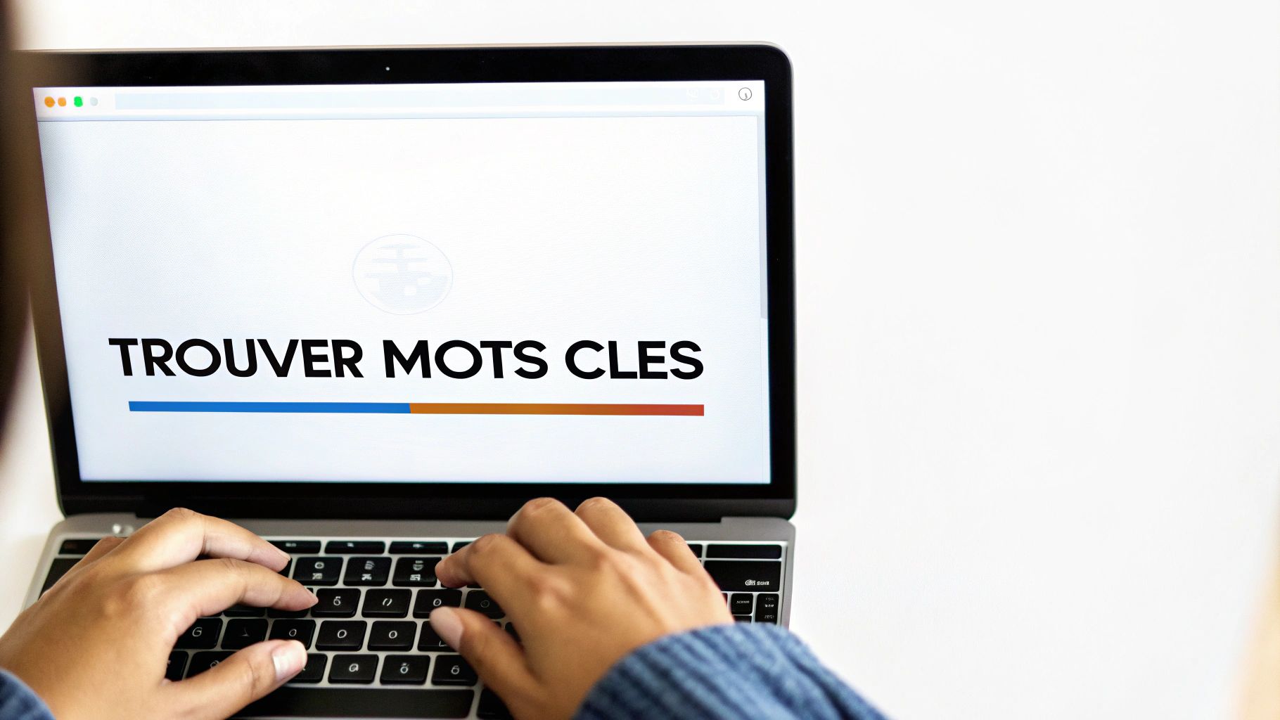 Une personne tape sur un ordinateur portable, l'écran affichant "TROUVER MOTS CLES" pour l'optimisation SEO.