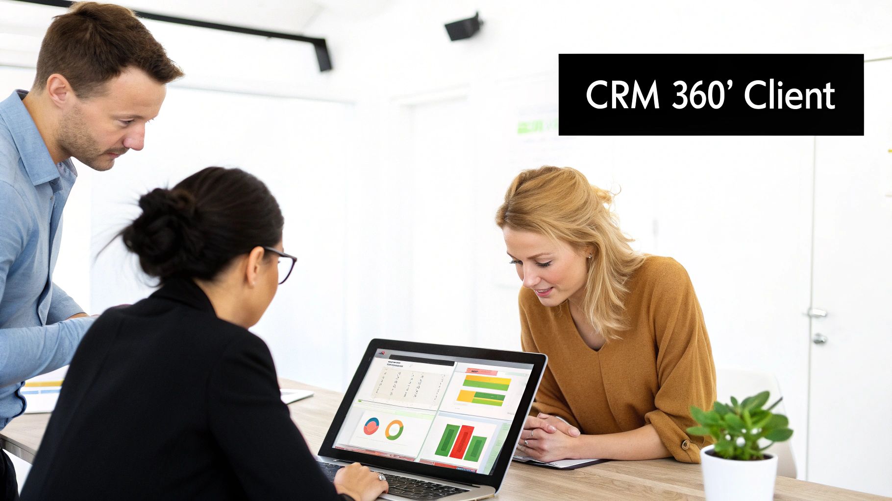 Des professionnels consultent des tableaux de bord CRM 360° sur un ordinateur portable lors d'une réunion.