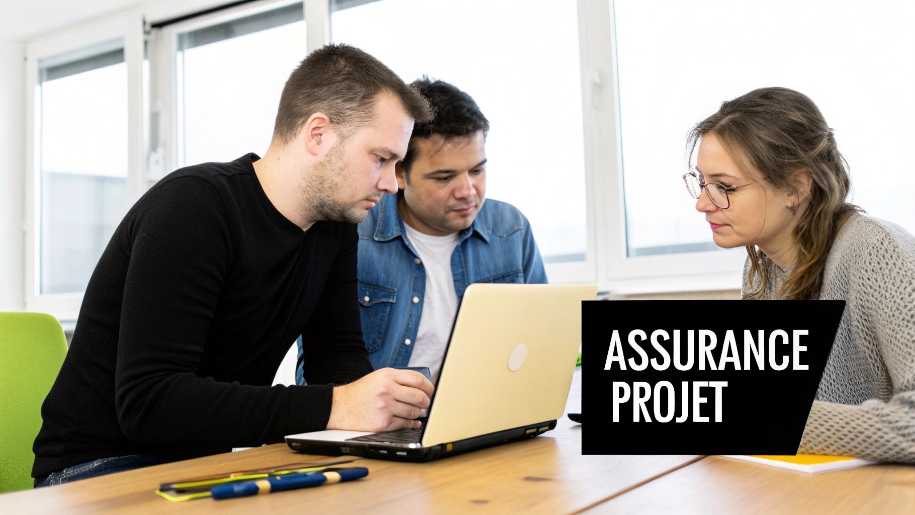 Trois collègues, deux hommes et une femme, collaborent autour d'un ordinateur portable. Ils discutent d'un projet d'assurance.