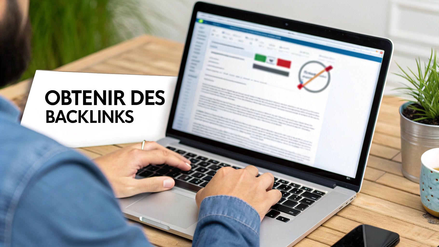 Une personne utilise un ordinateur portable avec un document affichant 'Obtenir des backlinks', lié au référencement.