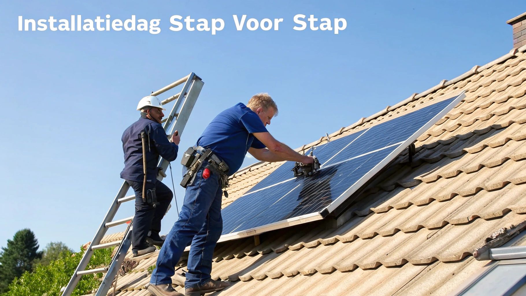 Twee mannen installeren zonnepanelen op een dak van een huis onder een helderblauwe lucht.