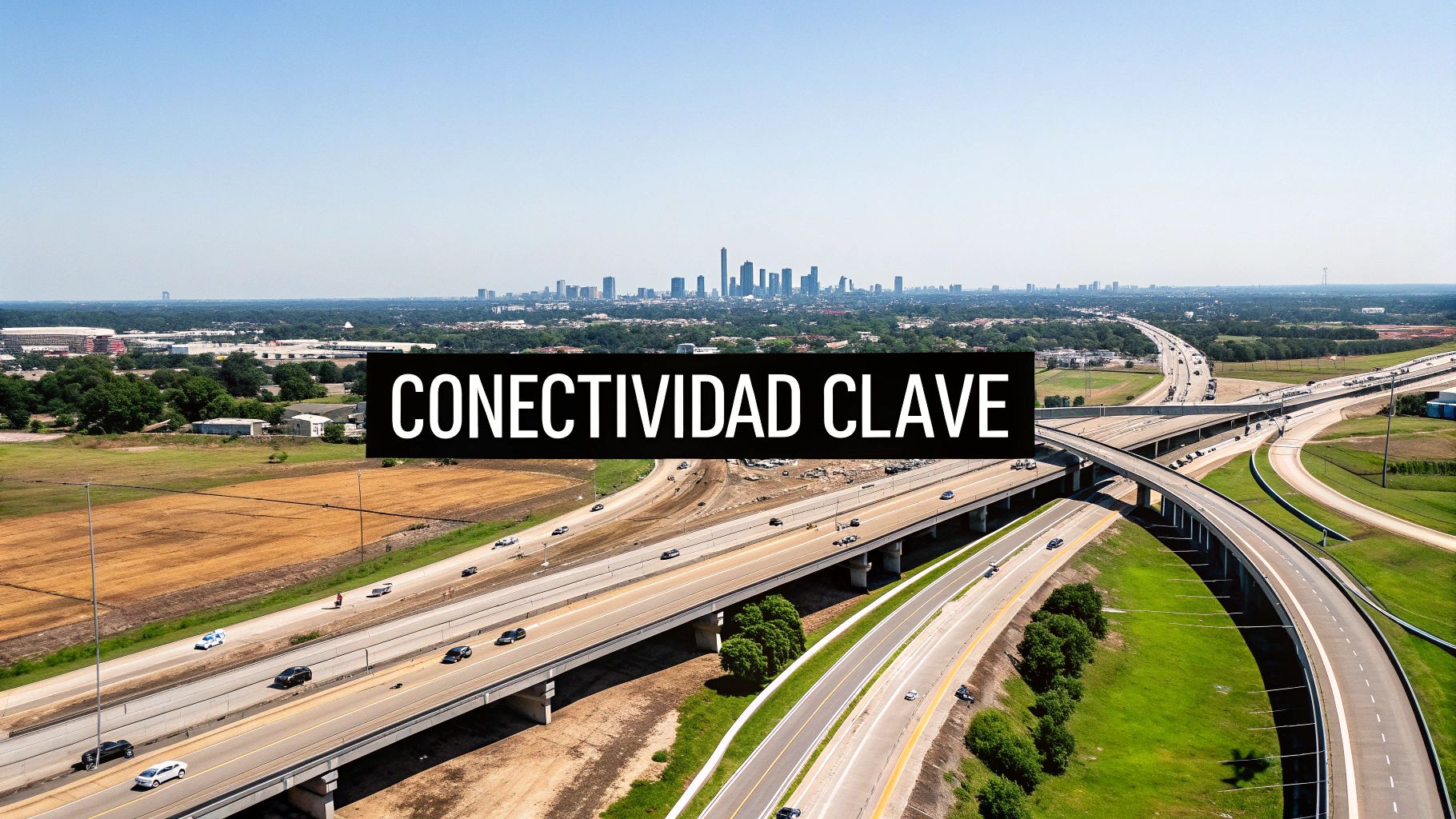 Vista aérea de un complejo cruce de autopistas con una ciudad al fondo y el texto 'CONECTIVIDAD CLAVE'.