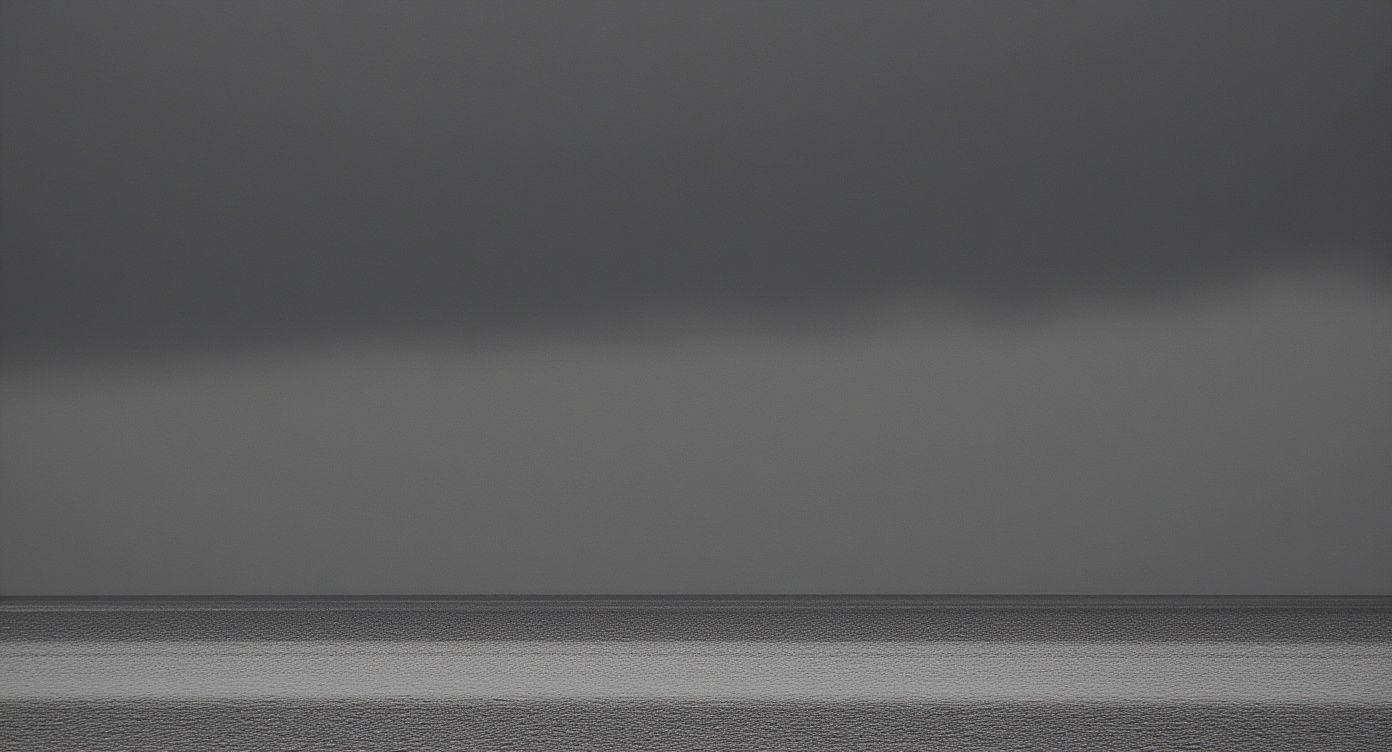 Ciemne pochmurne niebo nad spokojną powierzchnią oceanu, naturalne zjawisko atmosferyczne związane z klimatem