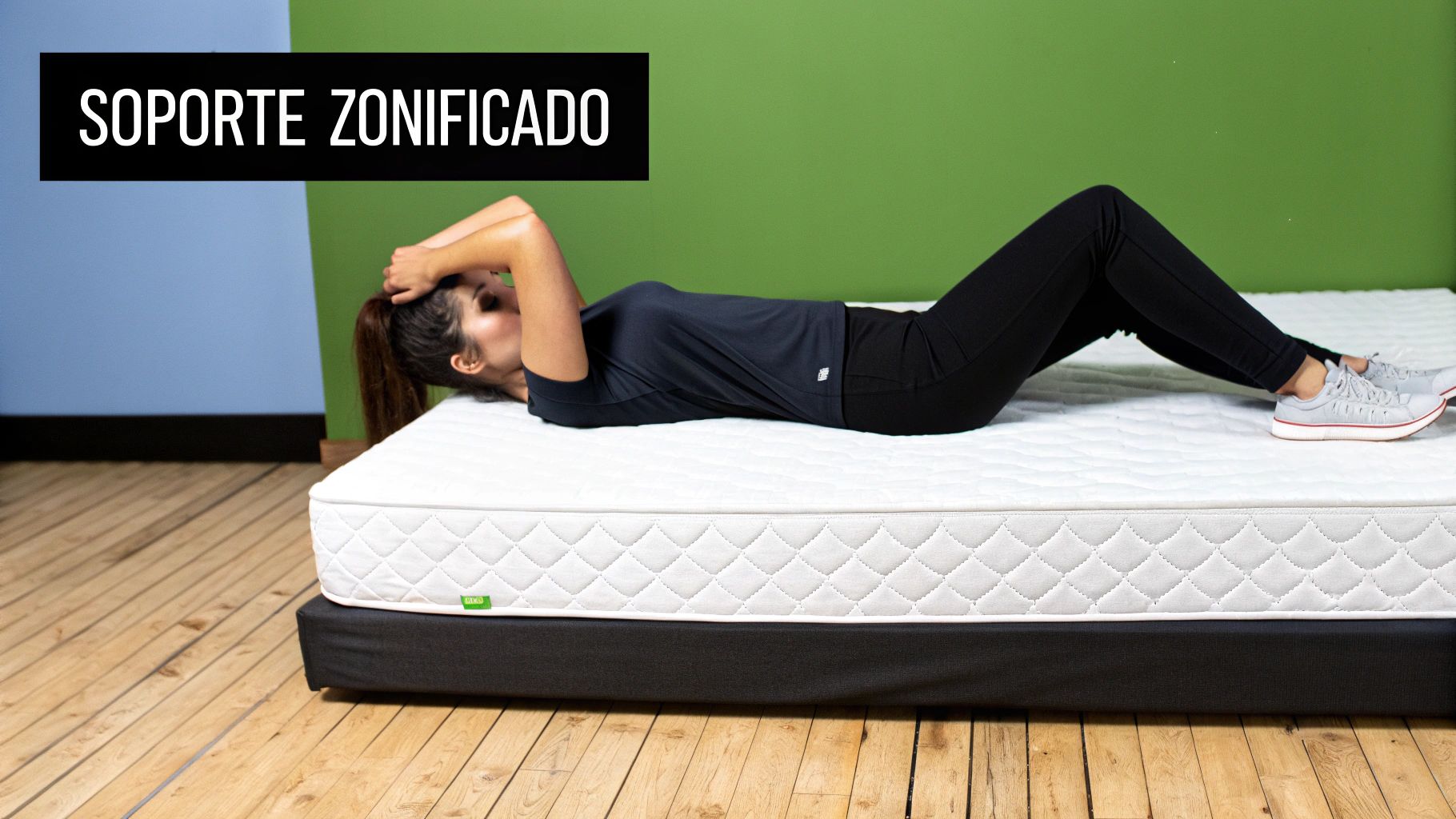 Mujer en un colchón blanco haciendo ejercicio, con el texto 'Soporte Zonificado' que indica confort.