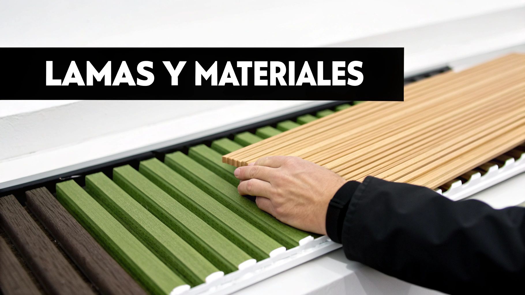 Mano examinando lamas de madera sobre una superficie con lamas verdes y marrones, exhibiendo materiales.