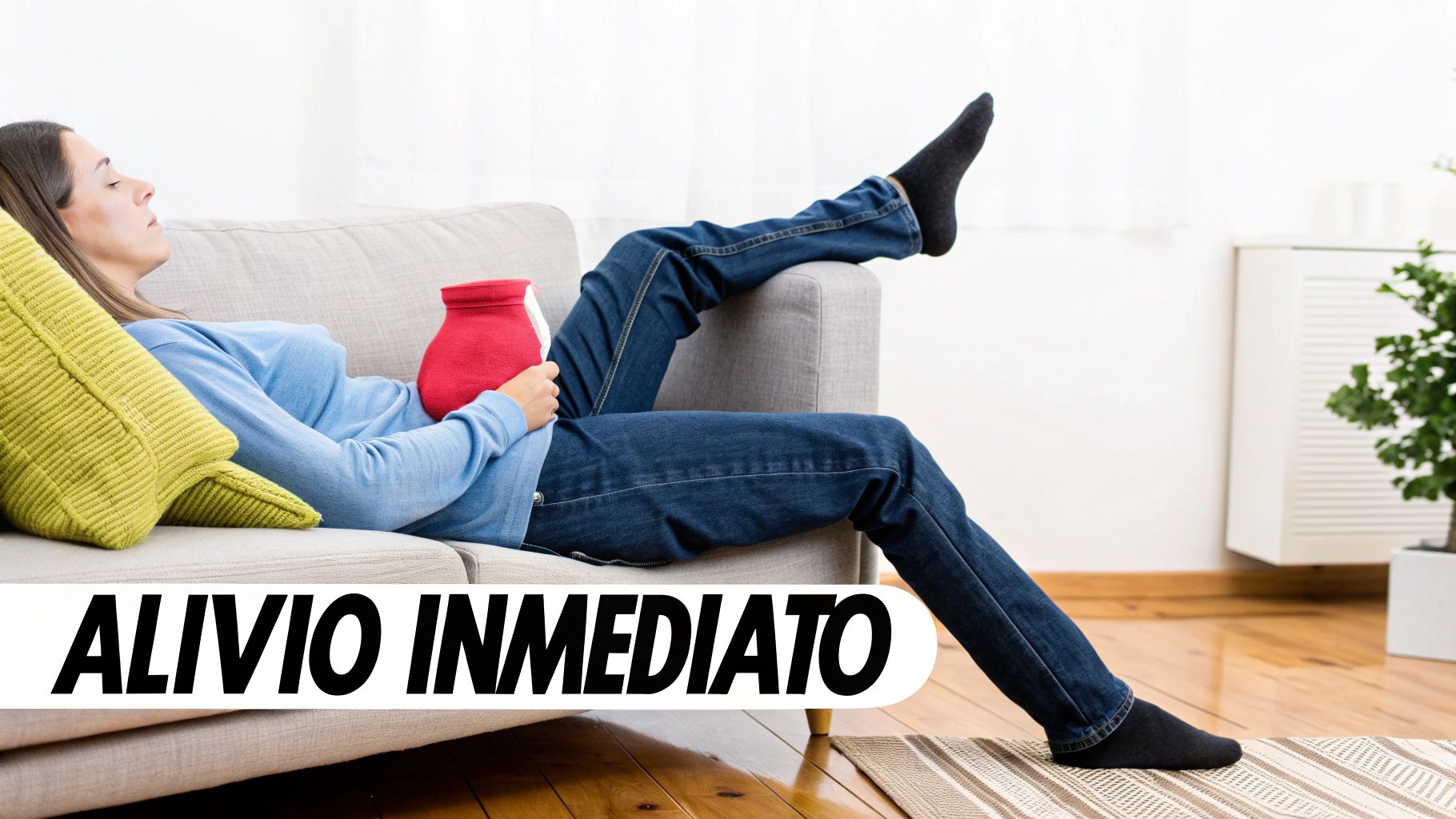 Mujer en el sofá con bolsa de agua caliente, buscando alivio inmediato del dolor.