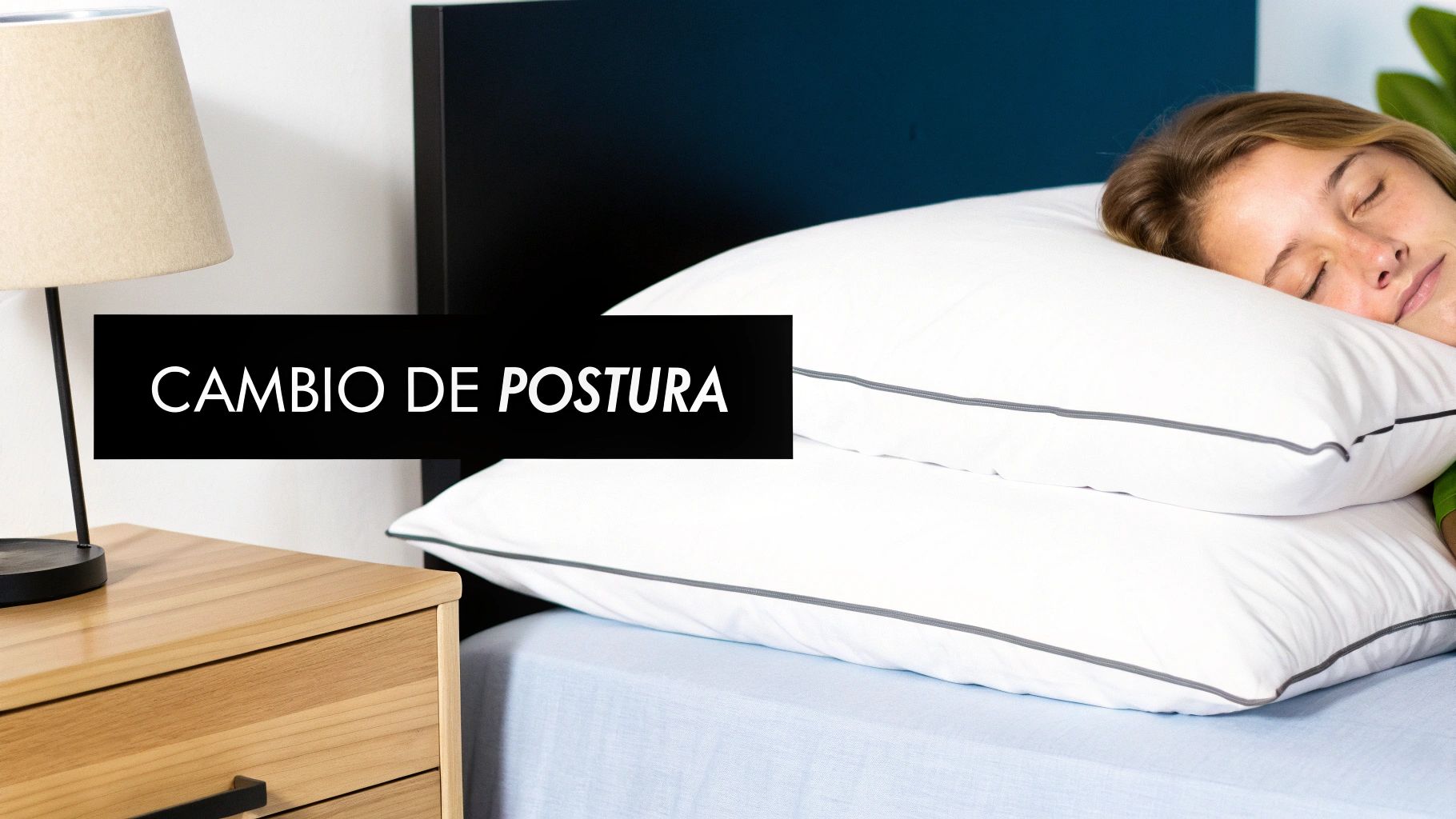Mujer durmiendo plácidamente sobre dos almohadas blancas en una cama, con una lámpara al lado. Mensaje: CAMBIO DE POSTURA.
