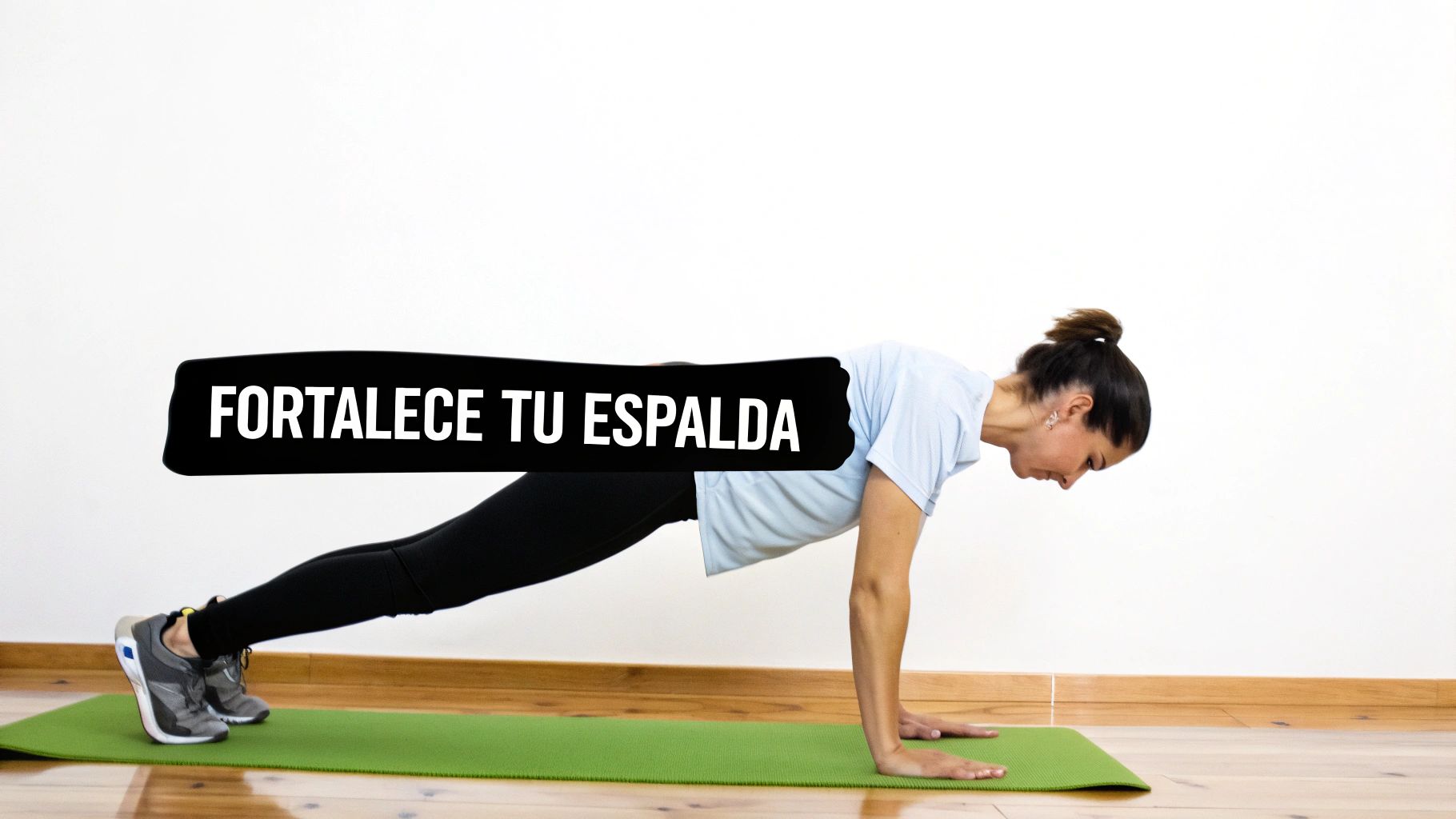 Una mujer en posición de plancha sobre una esterilla verde, realizando ejercicio para fortalecer su espalda.