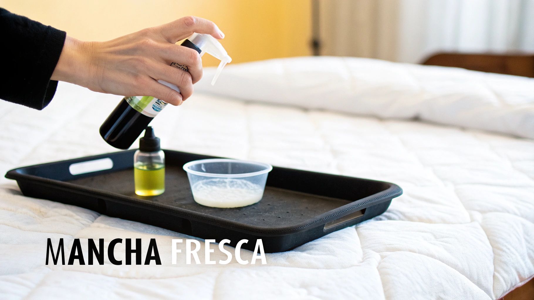 Una mano rocía un líquido de un spray sobre una bandeja con otros líquidos para limpiar un colchón.