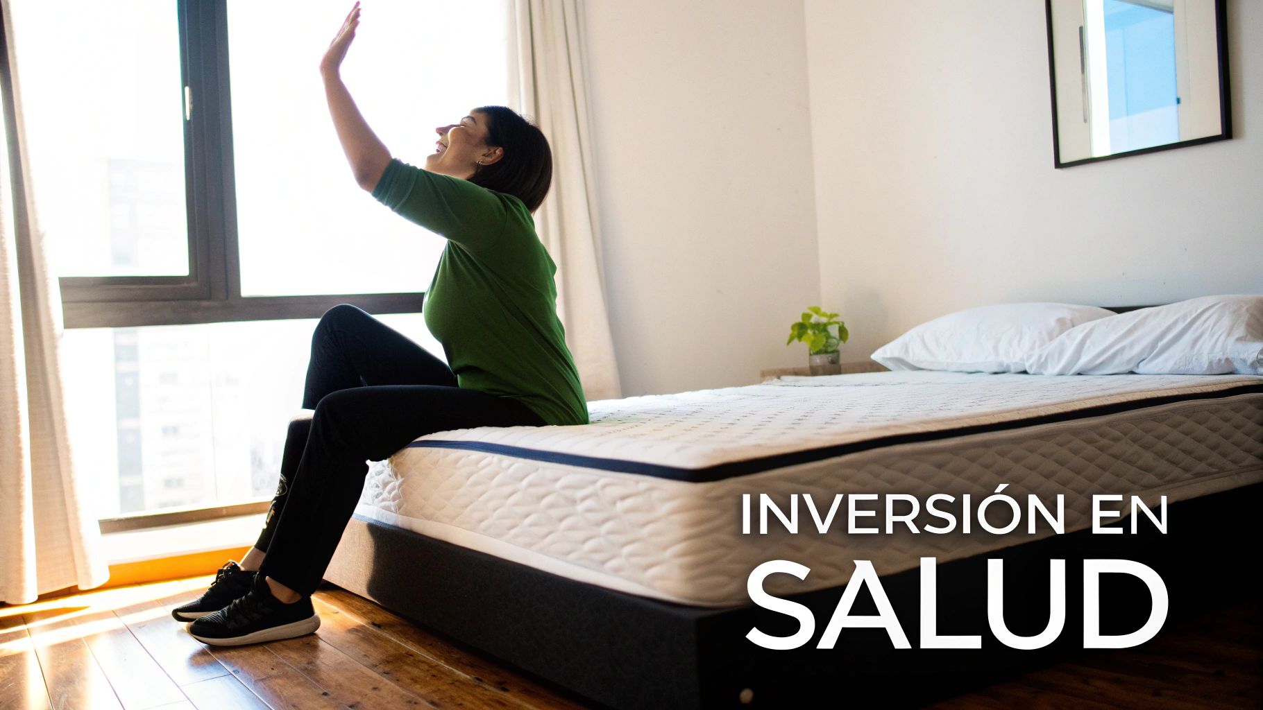 Mujer sonriente estirándose en una cama junto a la ventana, con el texto "Inversión en Salud".