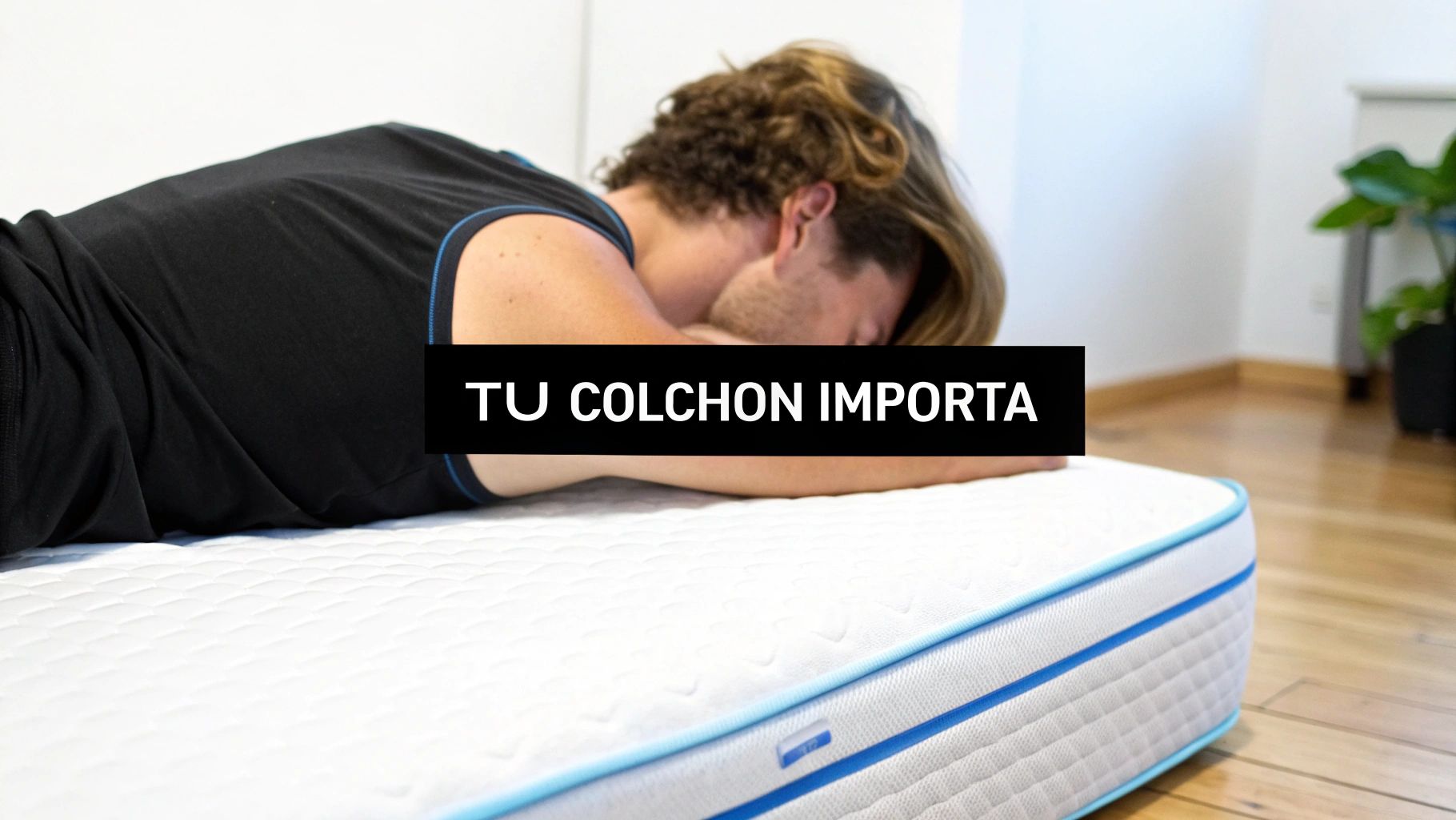Hombre joven acostado boca abajo sobre un colchón blanco, con el texto 'TU COLCHON IMPORTA'.