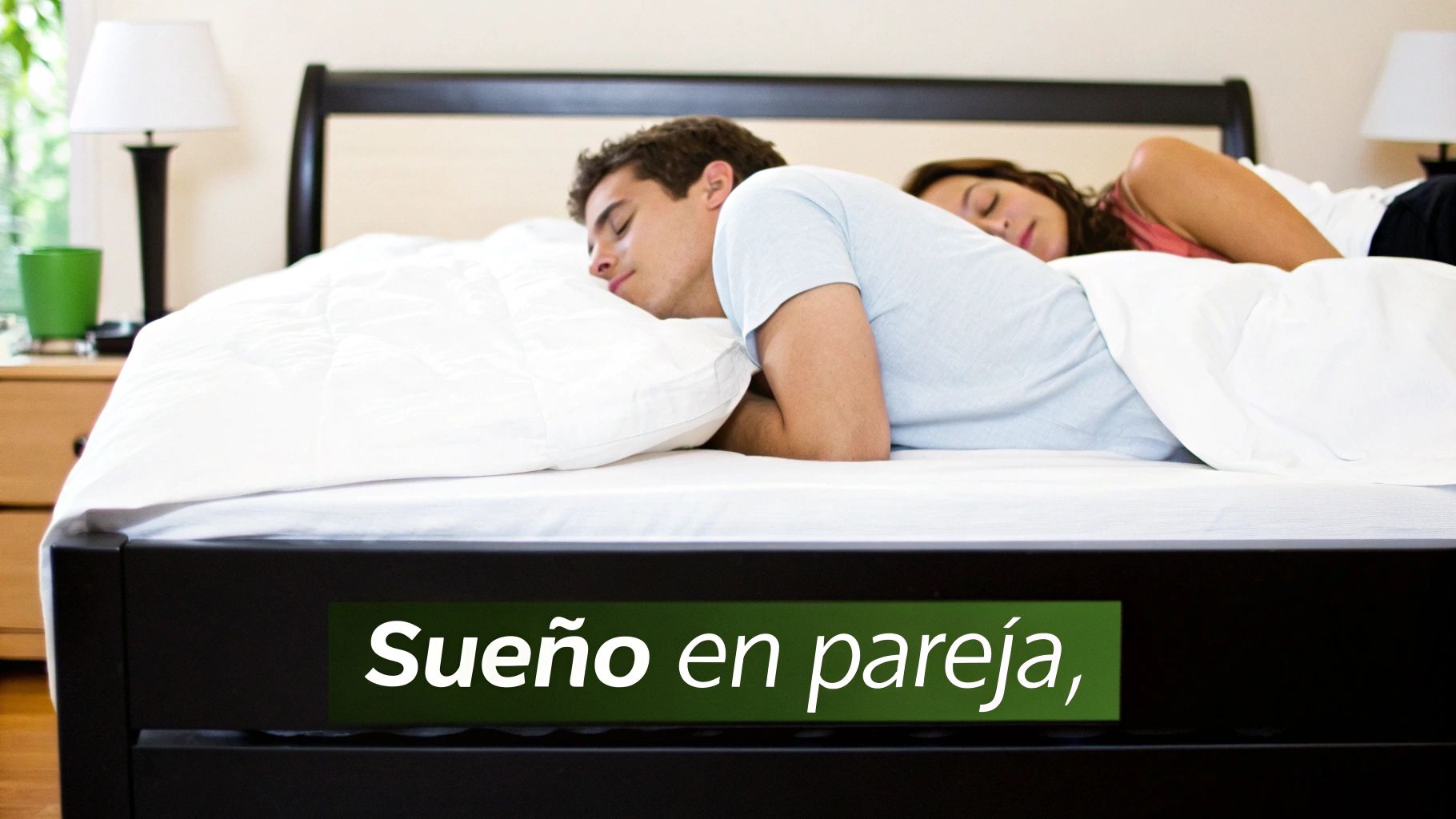 Pareja joven durmiendo plácidamente en una cama con sábanas blancas, disfrutando de un sueño reparador juntos.