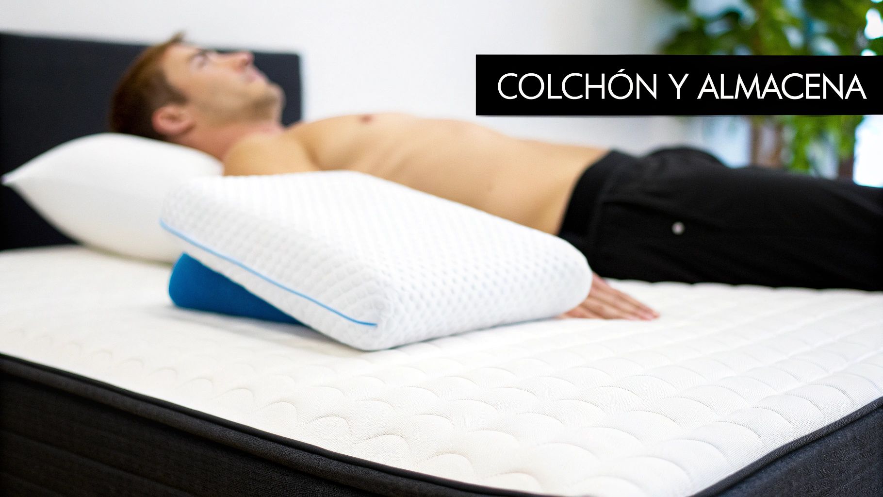 Hombre joven relajado durmiendo boca arriba en un colchón blanco con almohadas. Un texto dice 'COLCHÓN Y ALMACENA'.