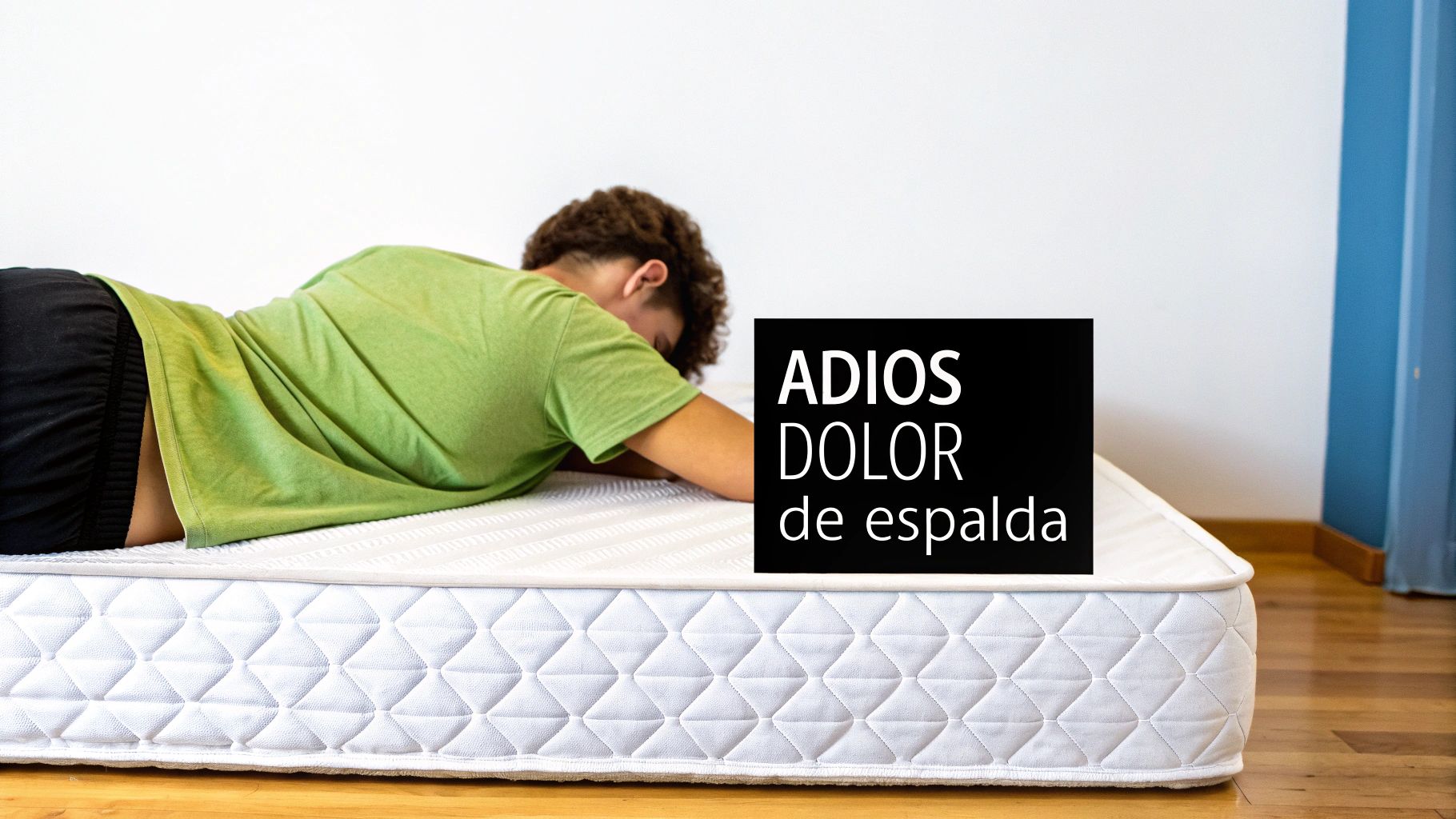 Una persona joven acostada boca abajo en un colchón blanco, con un texto que dice "ADIOS DOLOR de espalda".
