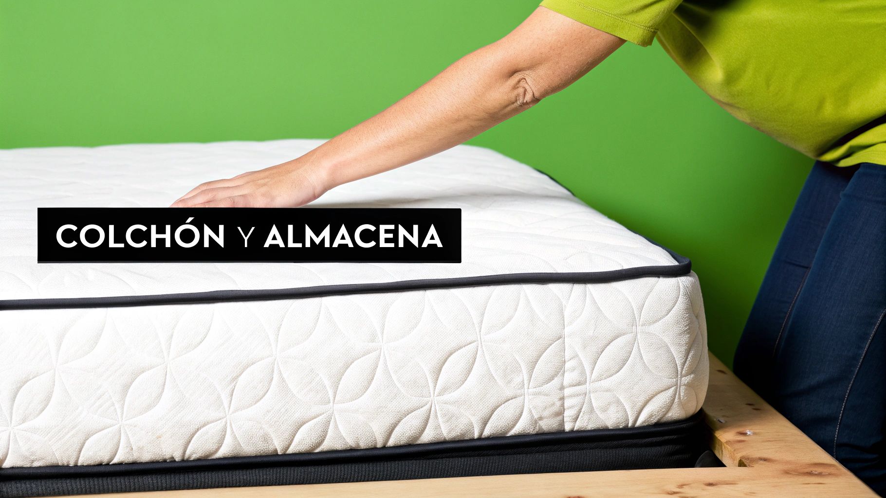 Una persona prueba la superficie de un colchón blanco con una mano, sobre un fondo verde. Texto: COLCHÓN Y ALMACENA.