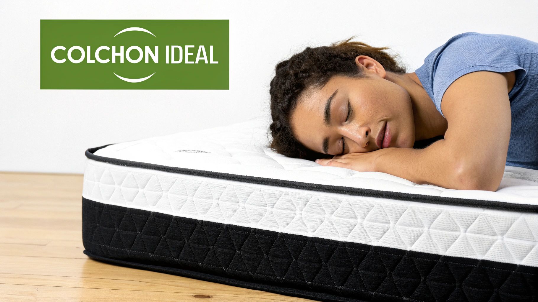 Una persona duerme plácidamente de lado sobre un colchón moderno blanco y negro de Colchón Ideal.