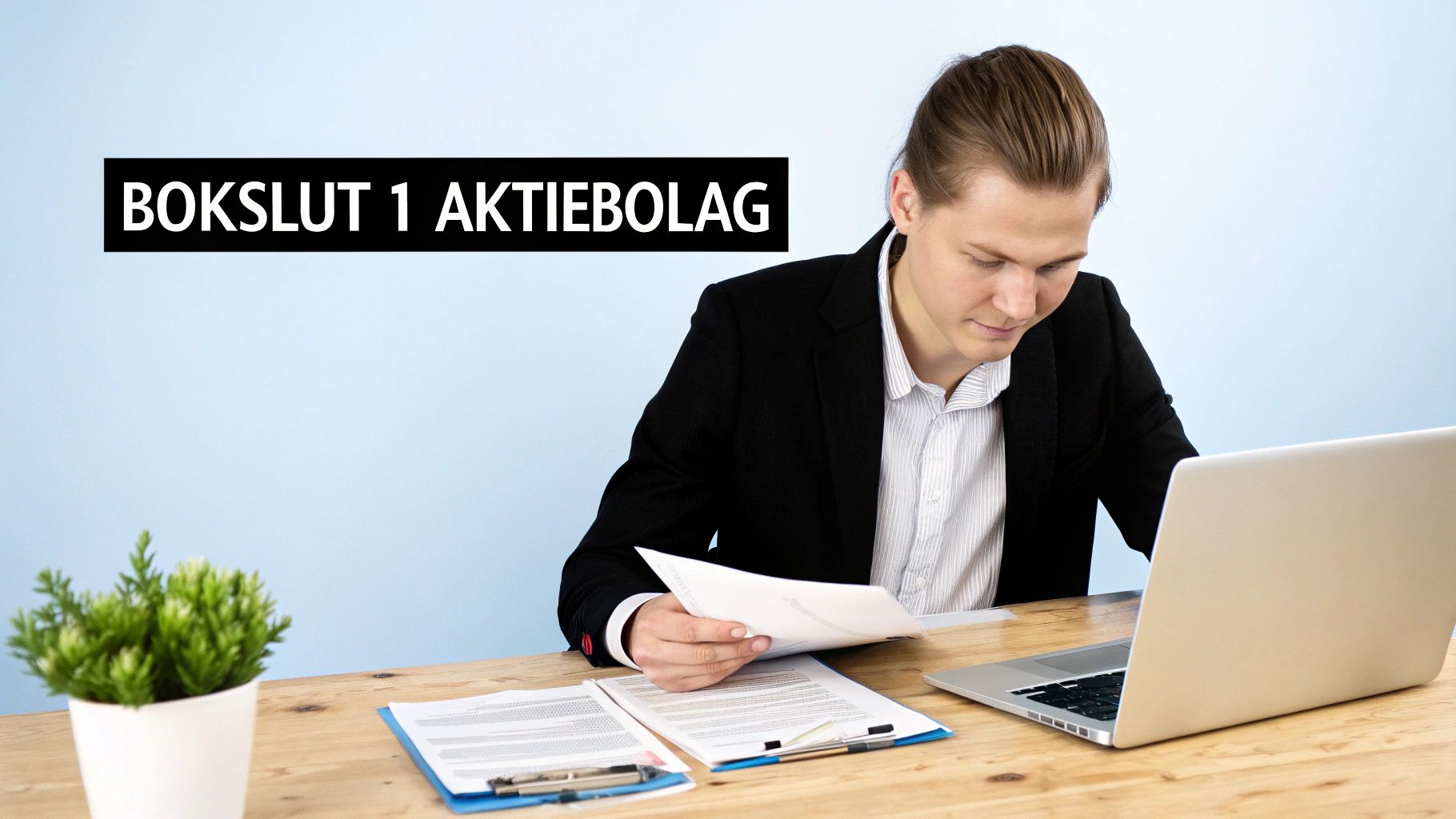 En man granskar dokument vid ett skrivbord med en laptop, med texten 'BOKSLUT 1 AKTIEBOLAG'.
