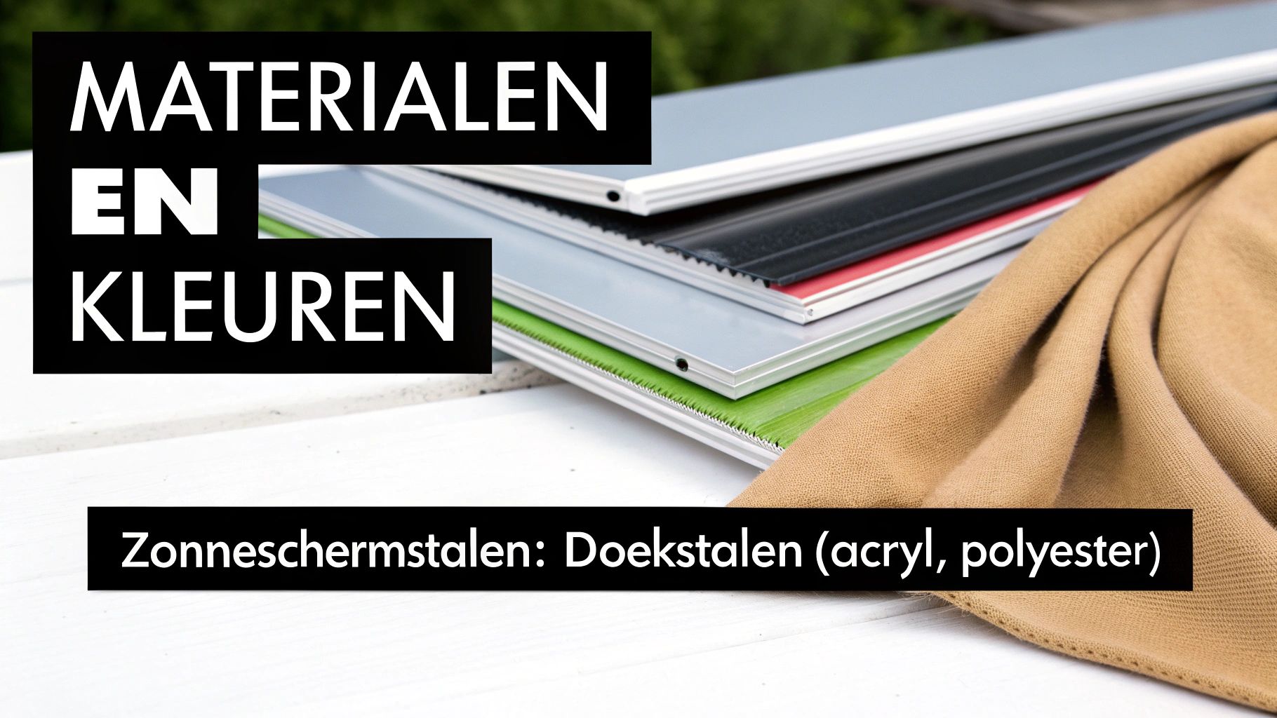 Moderne gevel met donker zonnescherm