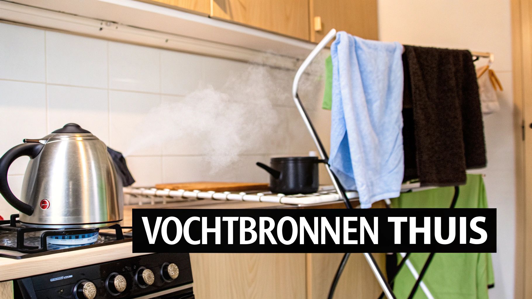 Een persoon veegt condens van een raam aan de binnenkant van een huis.