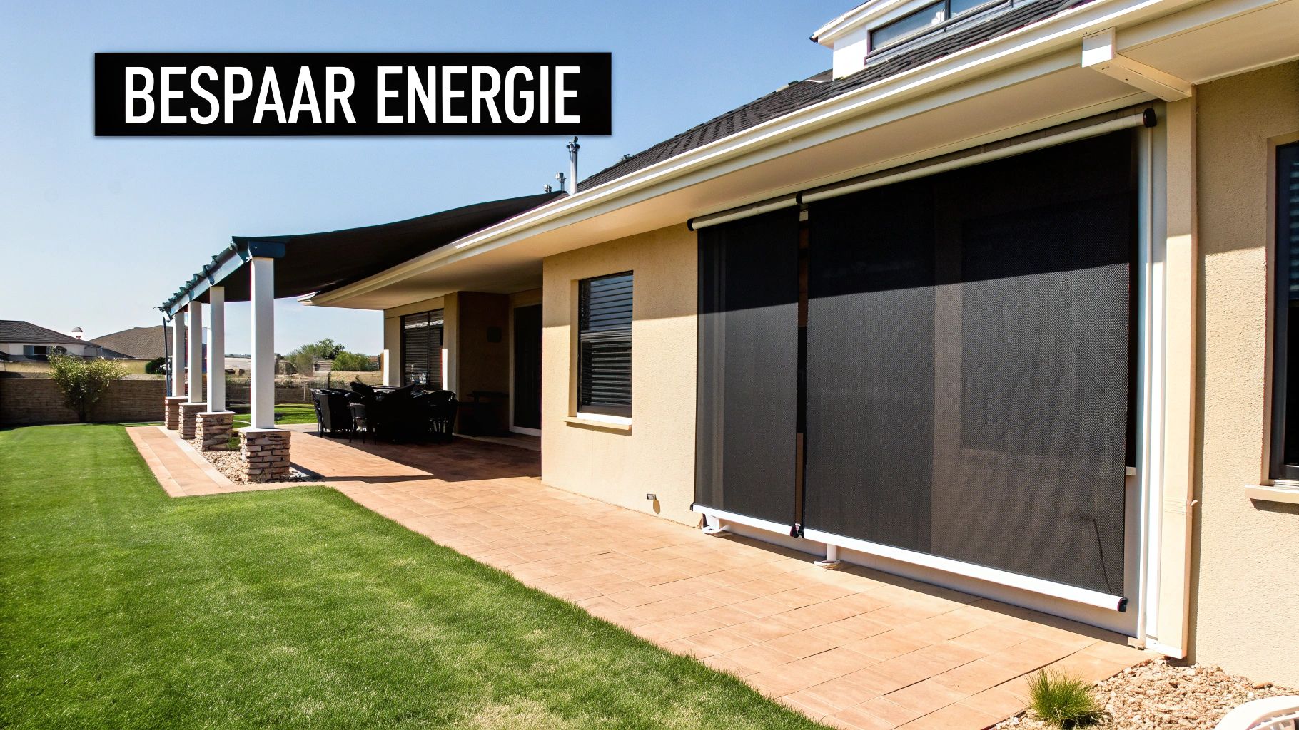 Een modern huis met screens als zonwering voor de ramen buiten, wat de energie-efficiëntie verbetert