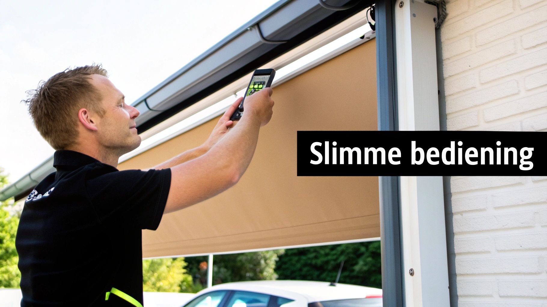 Een zonnescherm dat slim wordt bediend met een afstandsbediening.