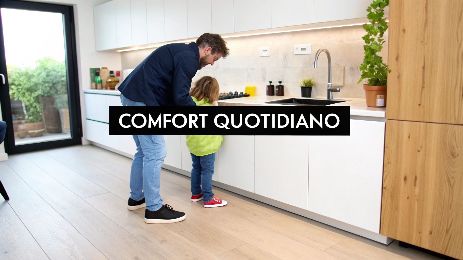 Un padre e sua figlia in una moderna cucina bianca e legno, con il testo "COMFORT QUOTIDIANO" al centro.