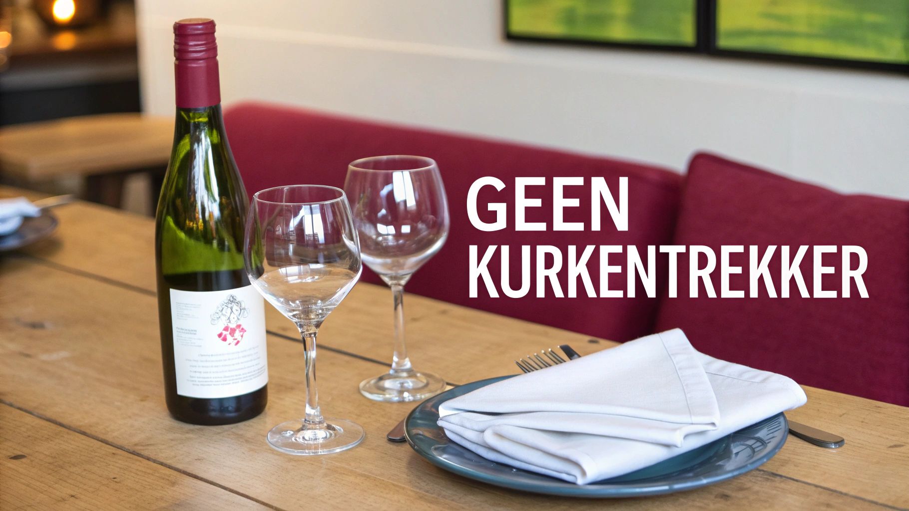 Een fles wijn staat klaar om geopend te worden zonder kurkentrekker, met glazen op de achtergrond.