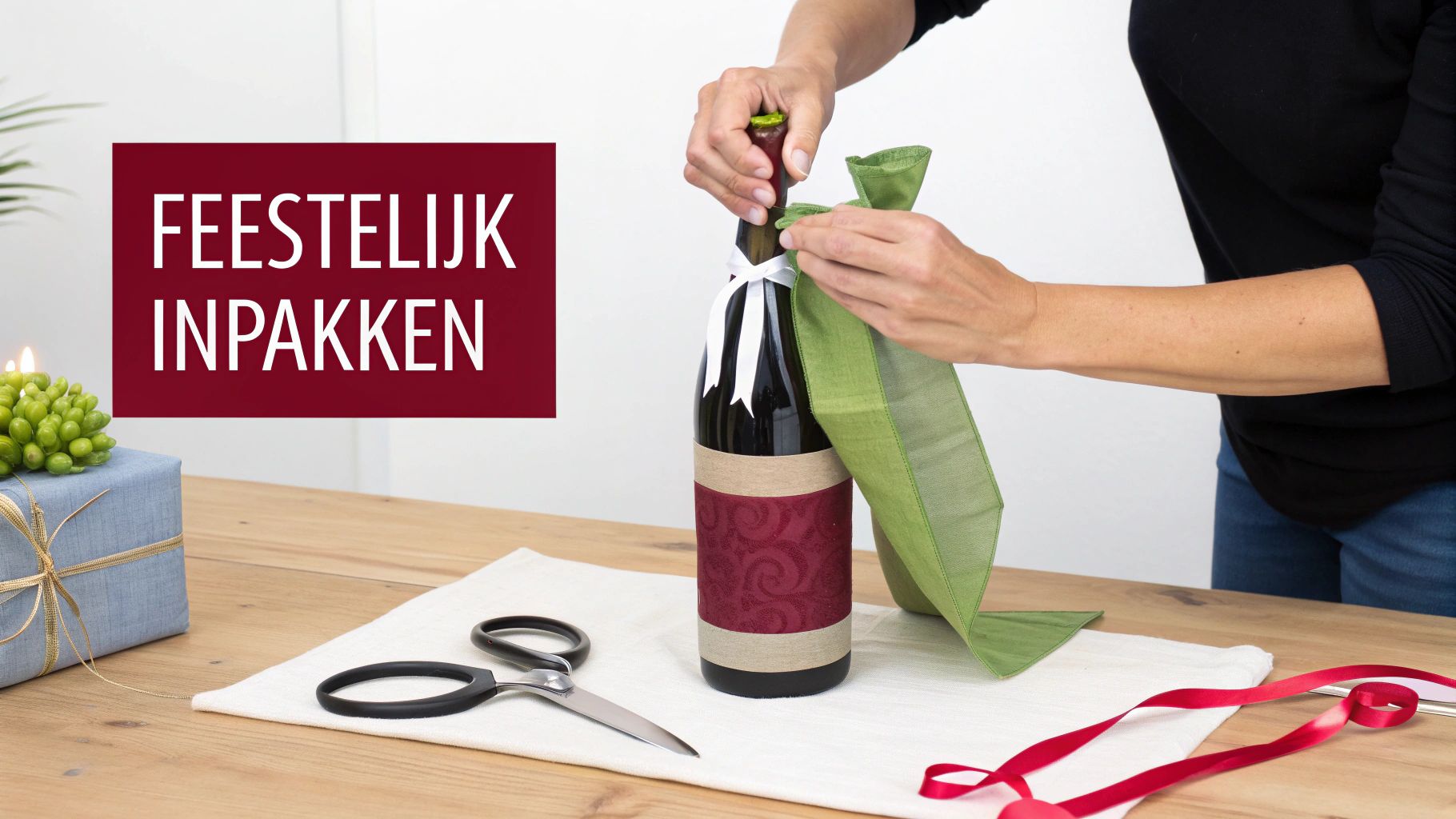 Een wijnfles die feestelijk wordt ingepakt voor Sinterklaas.