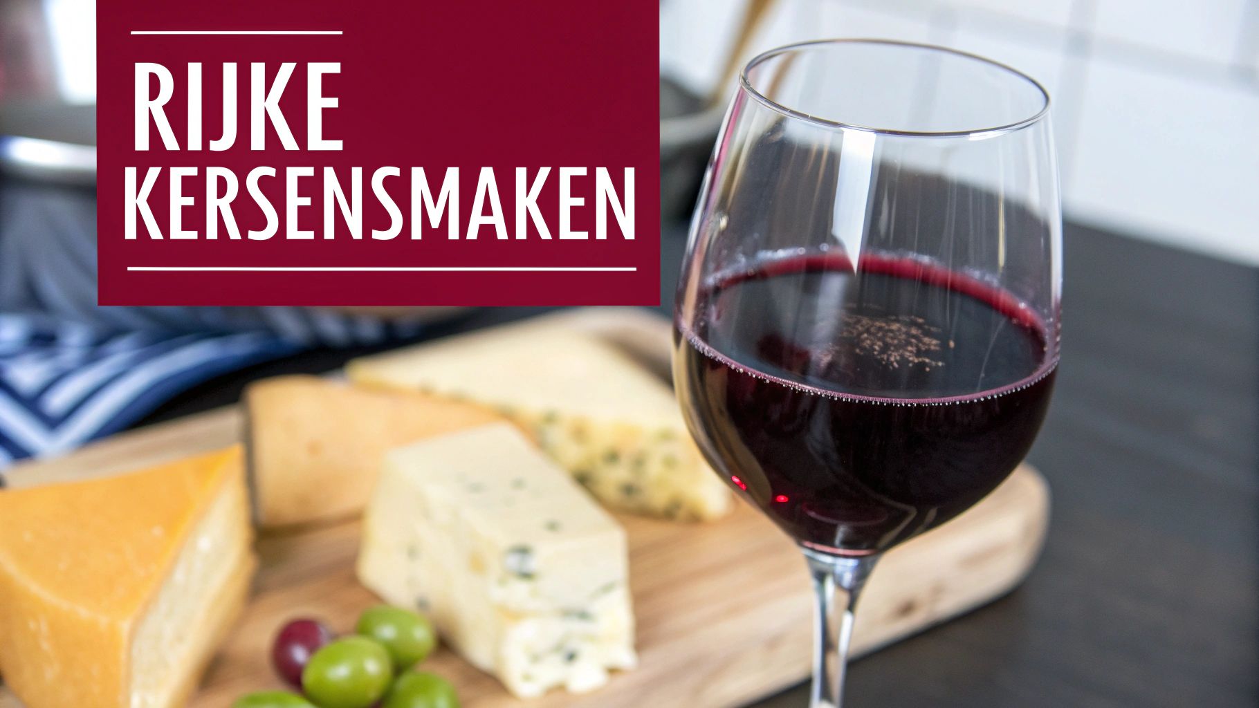 Een hand die een fles Primitivo di Manduria serveert in een wijnglas, met een rustieke houten achtergrond.