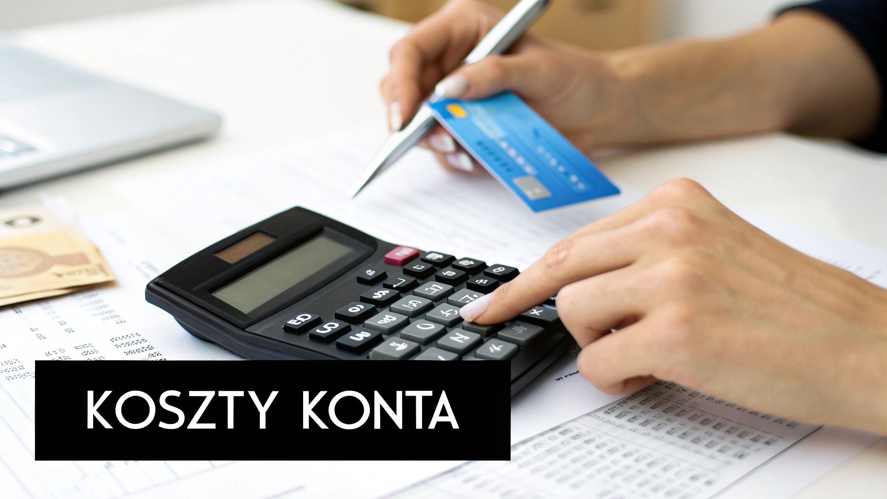 Kobieta liczy koszty konta bankowego na kalkulatorze, trzymając kartę kredytową przy dokumentach i pieniądzach.