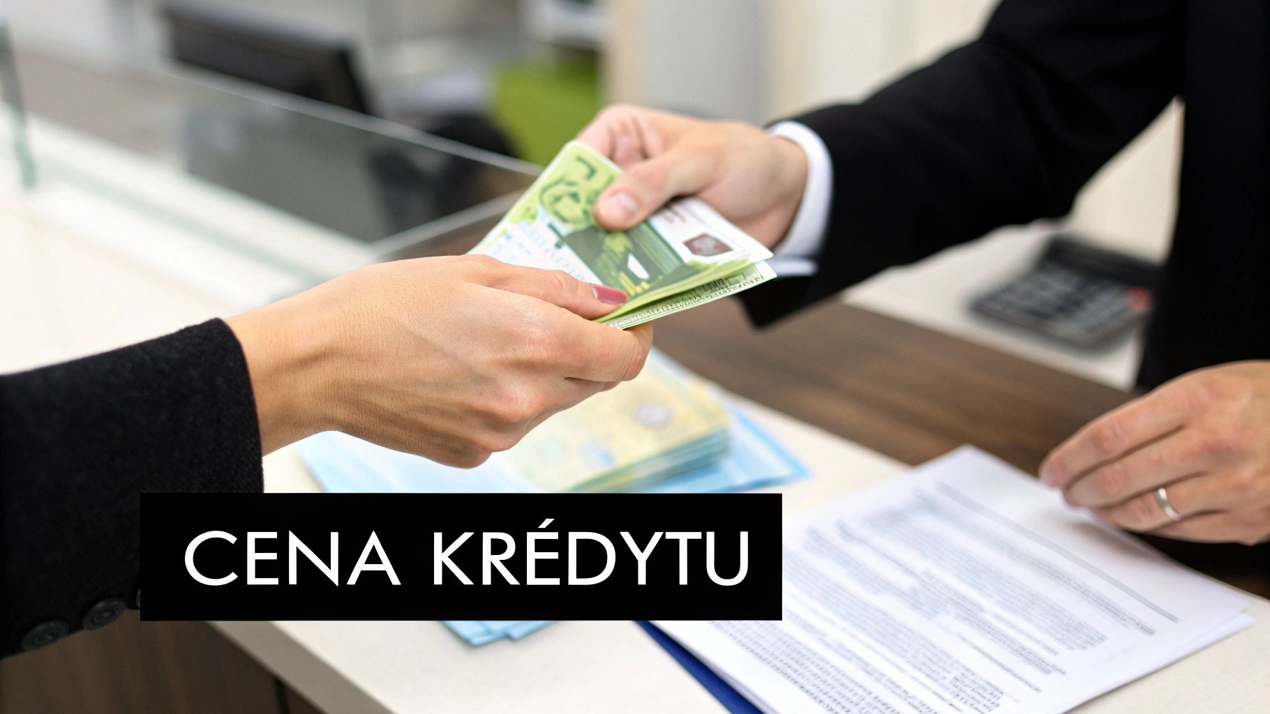 Zbliżenie na dwie dłonie wymieniające banknoty euro przy biurku, symbolizujące koszt kredytu.