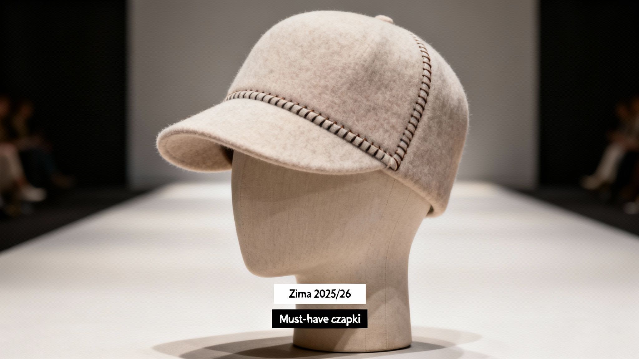 Beżowa filcowa czapka z daszkiem na głowie manekina prezentowana na wybiegu mody, sezon Zima 2025/26.