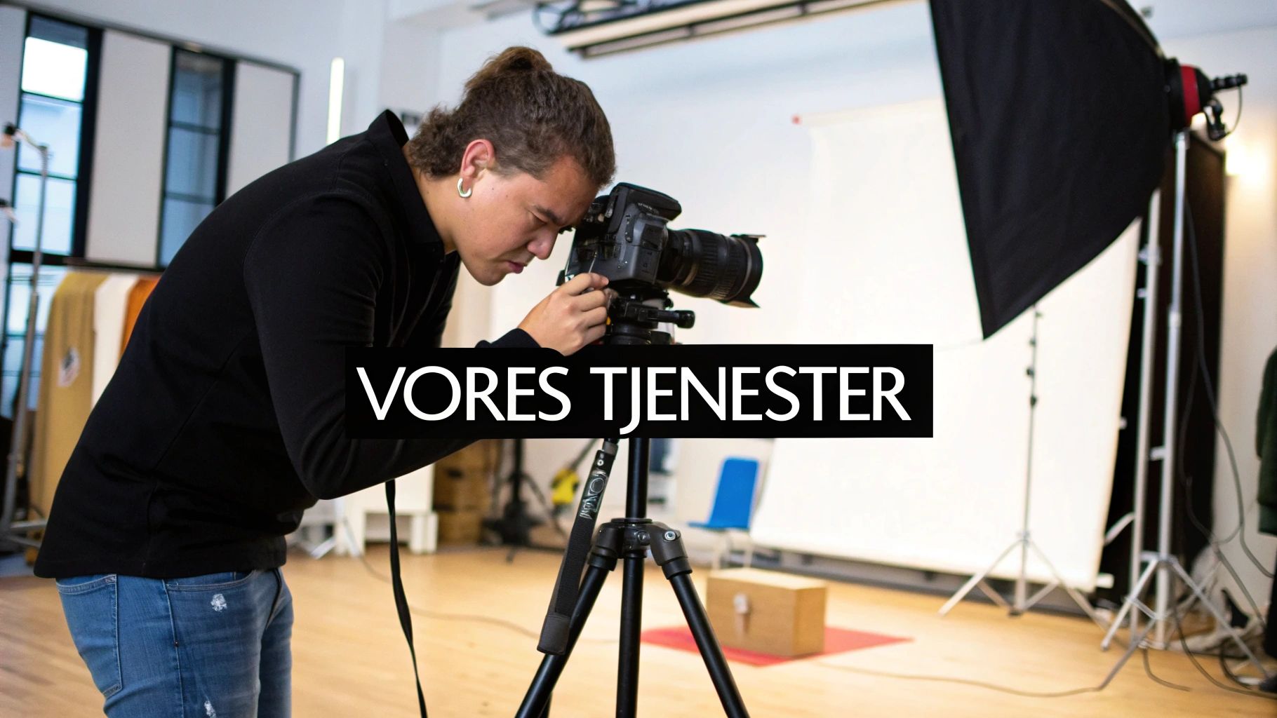 En fotograf gennemgår billeder på sit kamera